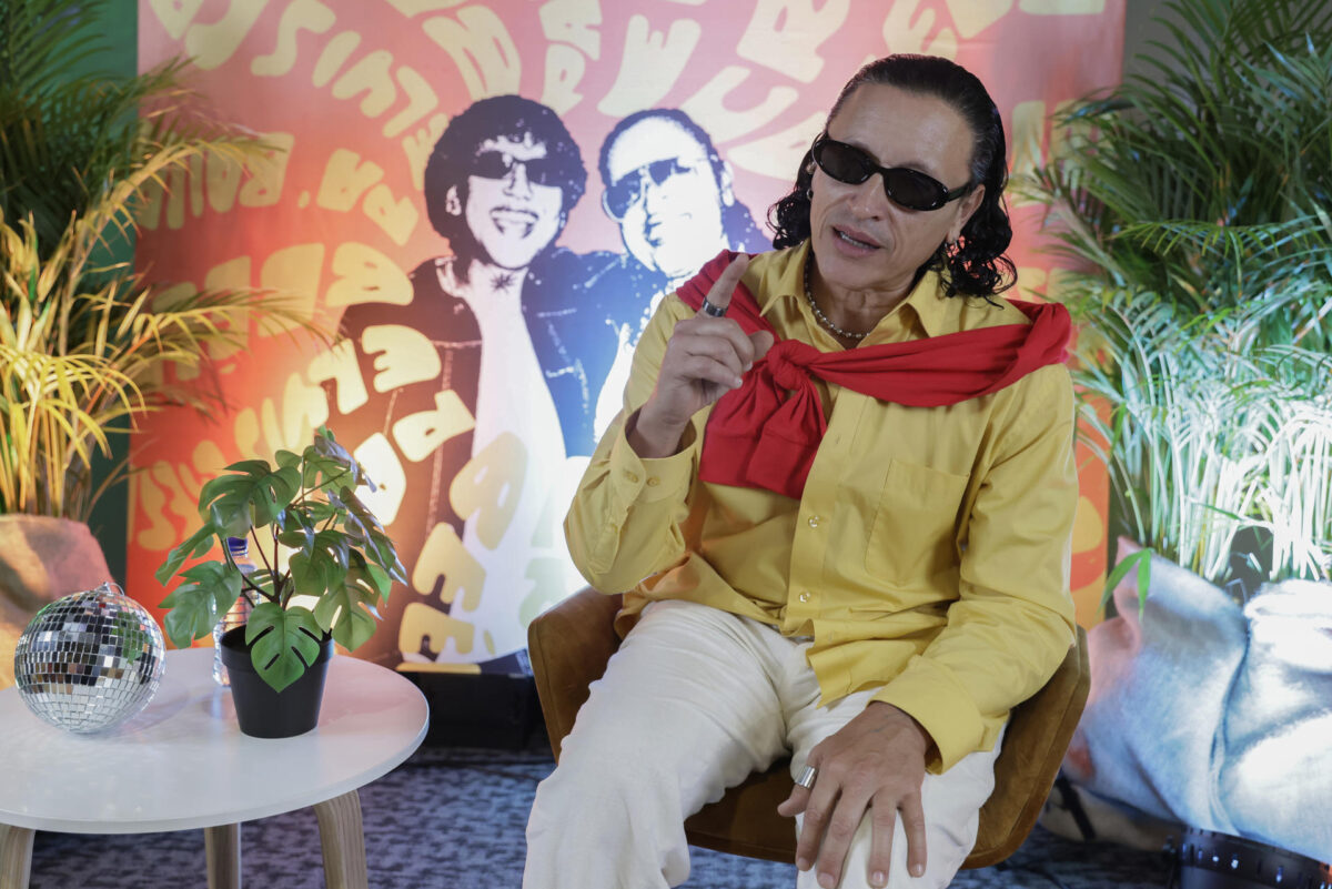 El cantante estadounidense Elvis Crespo habla durante una entrevista con EFE este miércoles, en Bogotá (Colombia). EFE/ Carlos Ortega