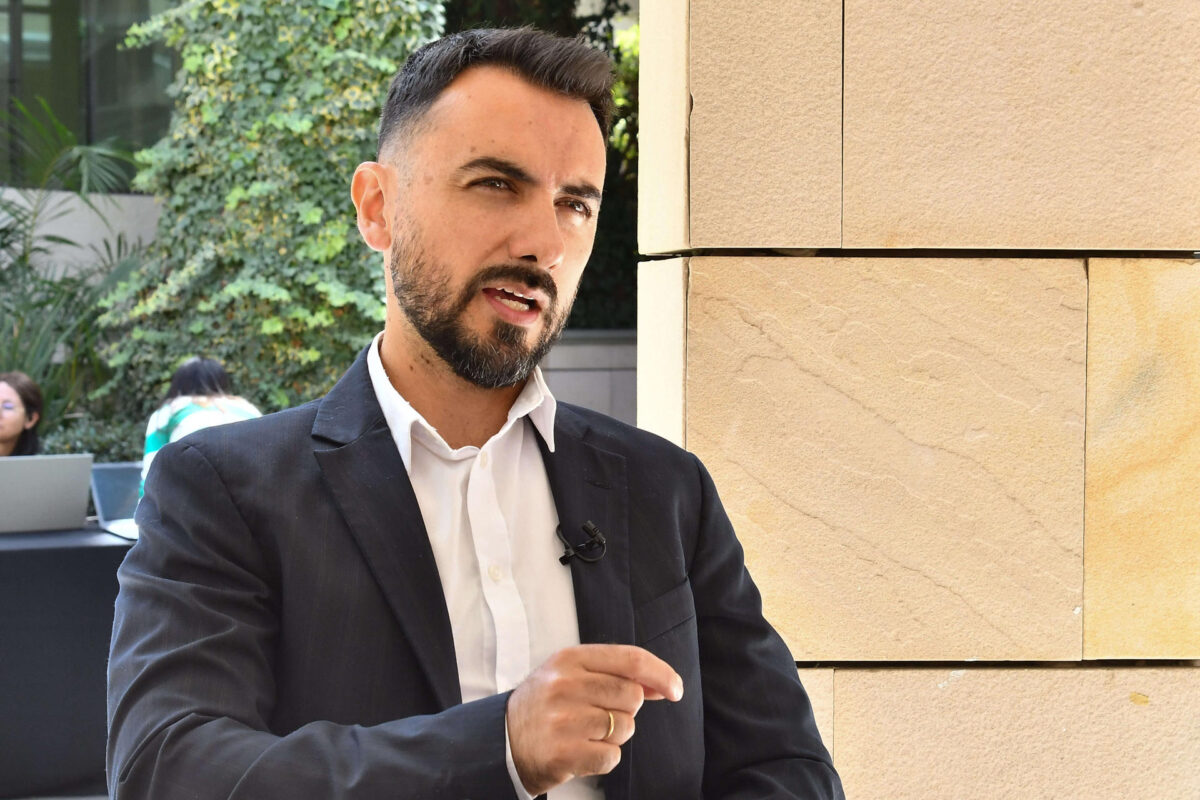 El director de proyectos del Centro de Estudios de la Realidad Económica y Social (Ceres), Santiago Laserna, afirmó que la economía creativa "es grande", pero todavía no recibe la importancia que podría tener, este jueves durante una entrevista con EFE en Cochabamba (Bolivia). EFE/ Jorge Abrego