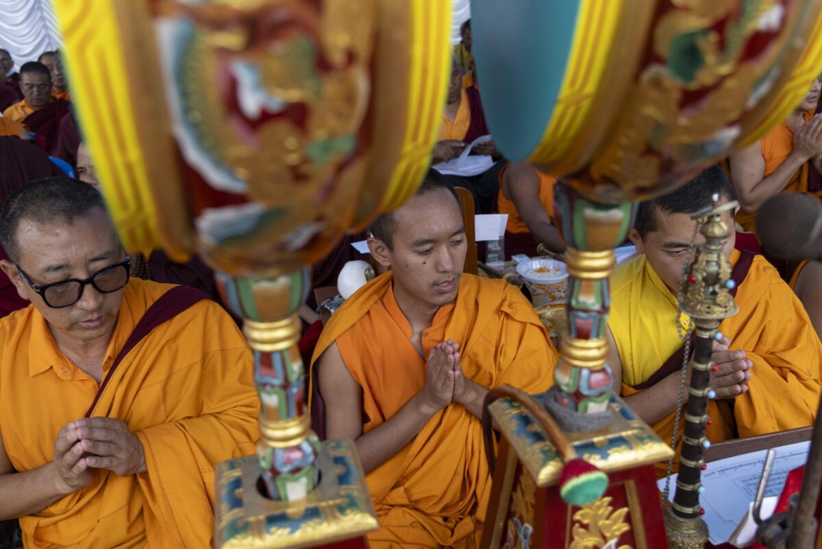 Monjes budistas nepalíes asisten a una ceremonia de oración y condolencias por los fallecidos en las repentinas inundaciones del río Bhotekoshi, en Katmandú, Nepal, este miércoles. EFE/EPA/NARENDRA SHRESTHA