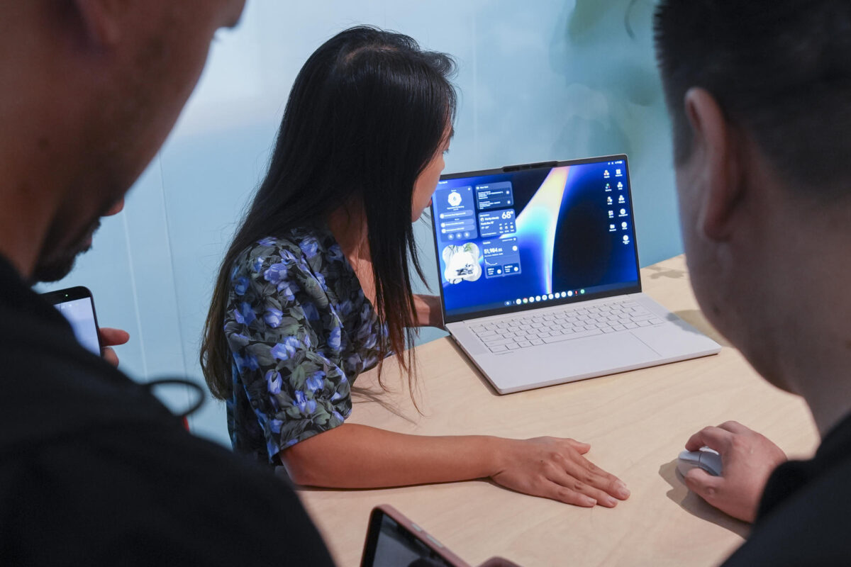 Fotografía del 15 septiembre de 2026 que muestra a personas participando en la presentación del Googlebook, una apuesta estratégica diseñada para unificar por completo la experiencia del teléfono móvil y el ordenador mediante una arquitectura compartida entre Android y ChromeOS, así como herramientas pioneras como un cursor con Inteligencia Artificial (IA) integrada, en Nueva York (Estados Unidos). EFE/ Ángel Colmenares