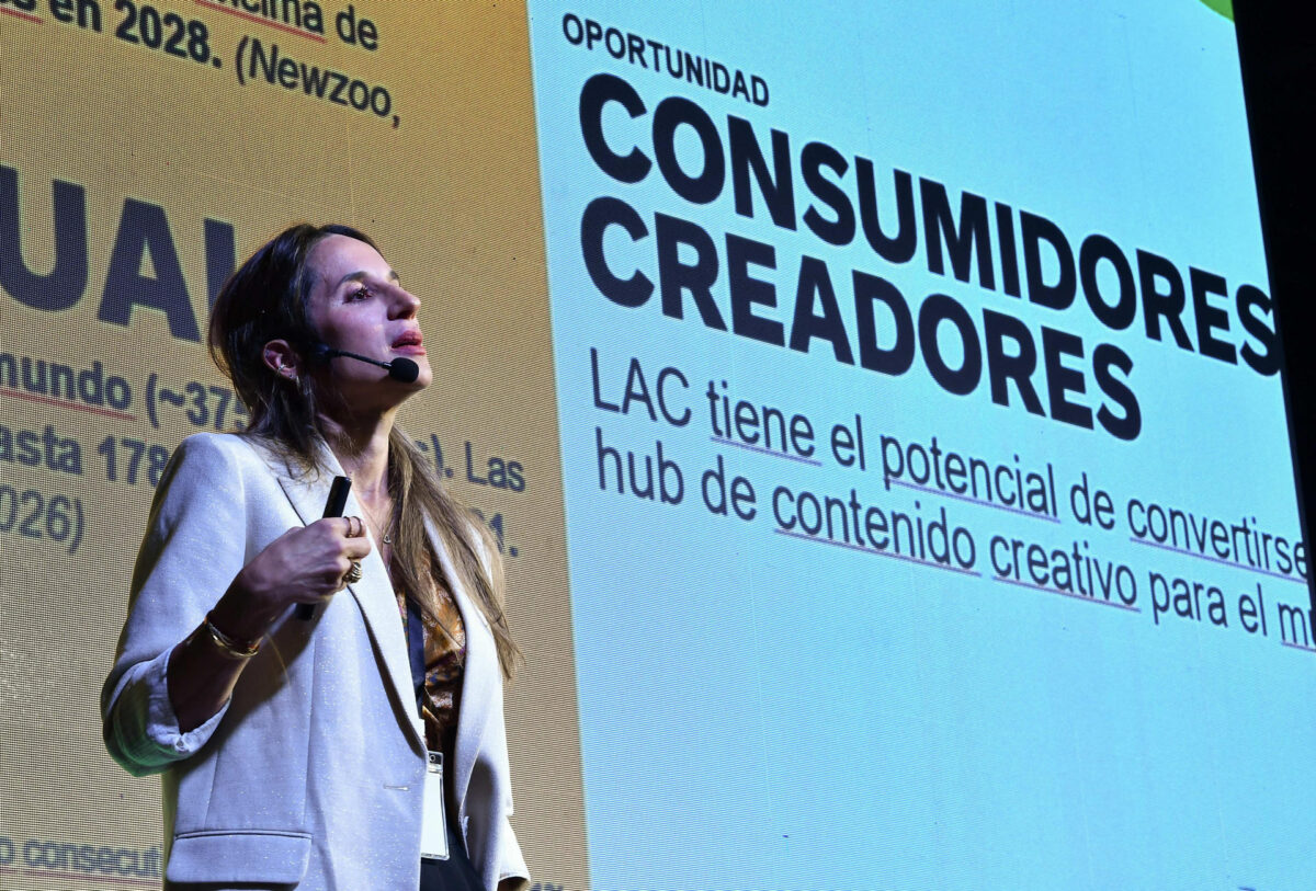 La especialista en Economía Creativa de la División de Competitividad, Tecnología e Innovación del BID, Eliana Prada, habla durante el IV Foro Internacional de Economía Creativa este jueves, en Cochabamba (Bolivia). EFE/ Jorge Abrego