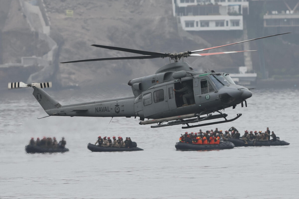 Integrantes de fuerzas navales de varios países realizan un ejercicio de asistencia humanitaria en la playa Miramar, al norte de Lima (Perú). EFE/ Paolo Aguilar