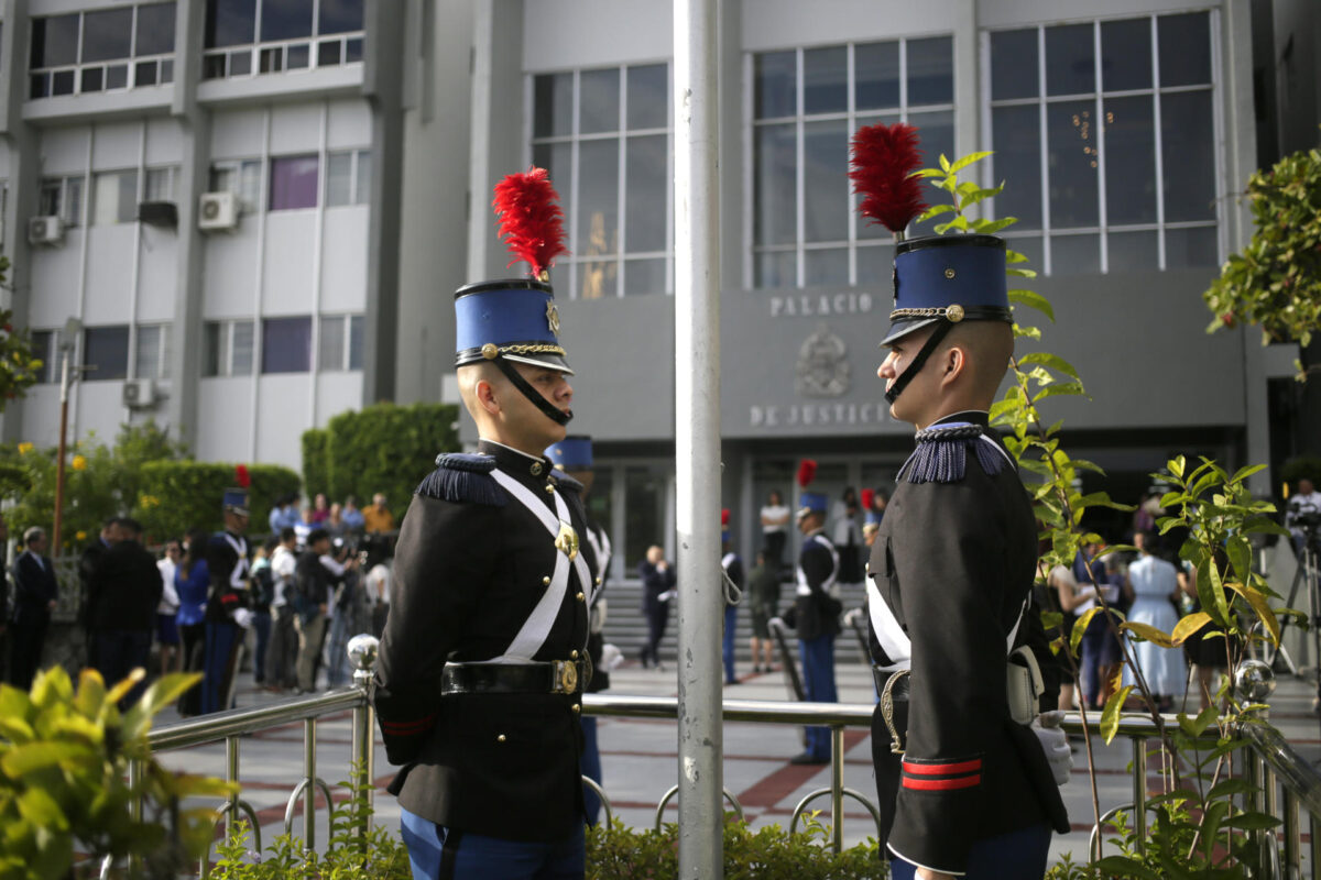 Cadetes de la Academia Militar Francisco Morazán participan en los actos conmemorativos a los 205 años de la independencia de la Corona española, este martes en la Corte Suprema de Justicia en Tegucigalpa (Honduras). EFE/ Gustavo Amador