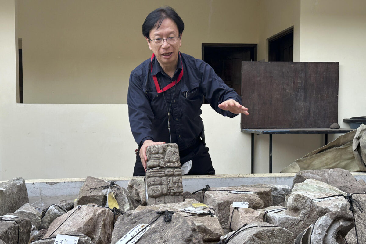 Fotografía del 4 de septiembre de 2026 del arqueólogo japonés Seiichi Nakamura hablando durante una entrevista con EFE en el Sitio Arqueológico Maya de Copán Ruinas (Honduras). EFE/Germán Reyes