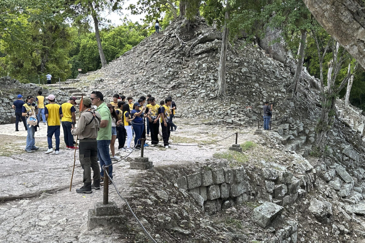 Fotografía del 5 de septiembre de 2026 que muestra a personas visitando el Sitio Arqueológico Maya de Copán Ruinas (Honduras). EFE/Germán Reyes