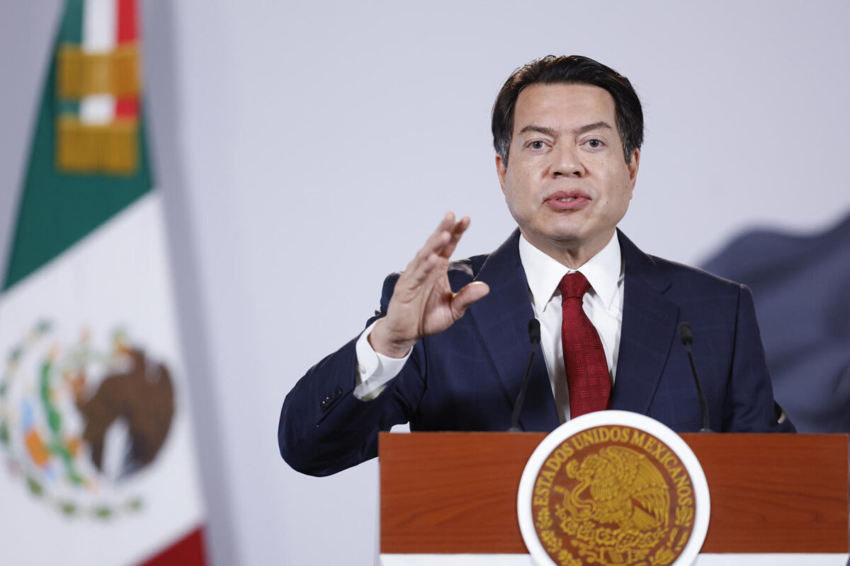 El secretario de Educación Pública, Mario Delgado, habla durante una rueda de prensa este lunes, en el Palacio Nacional de Ciudad de México (México). EFE/ Sáshenka Gutiérrez