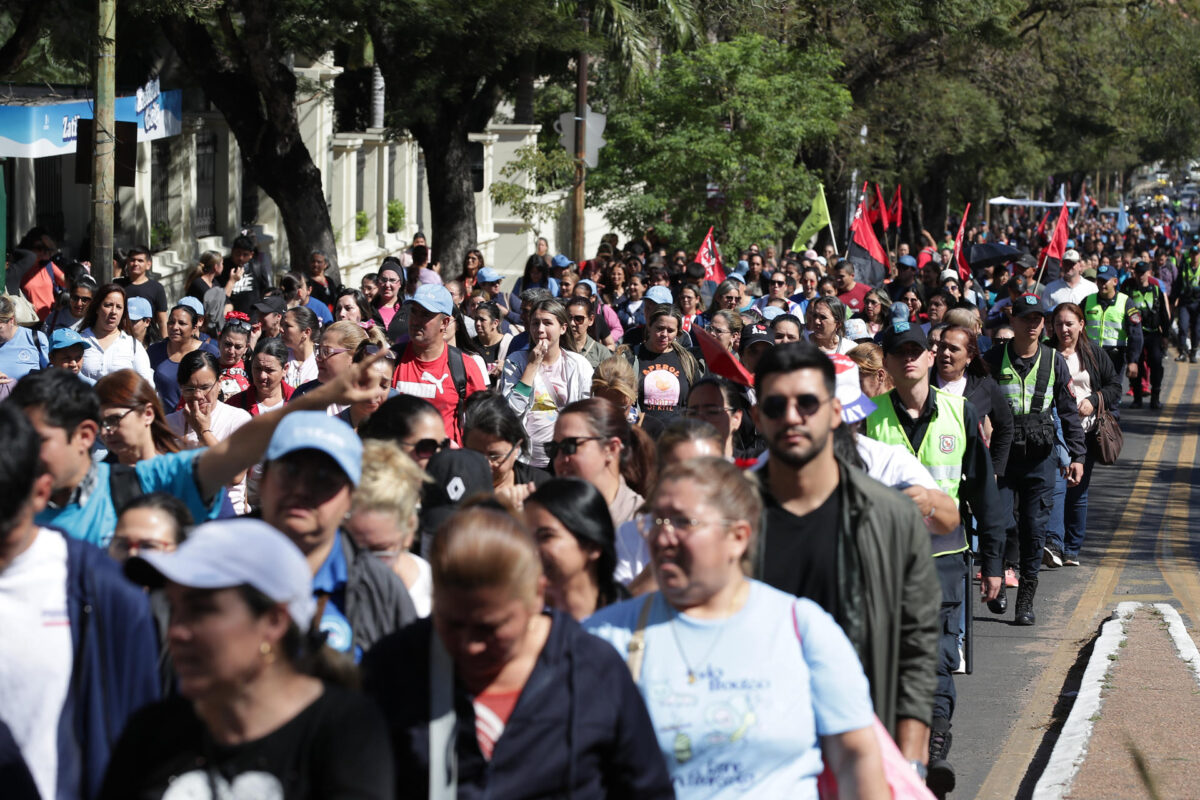 Maestros afiliados a cuatro agremiaciones sindicales en Paraguay participan en un manifestación para exigir un reajuste salarial del 8 %, nuevas contrataciones y un mayor presupuesto para la educación, este jueves en Asunción (Paraguay). EFE/ Juan Pablo Pino