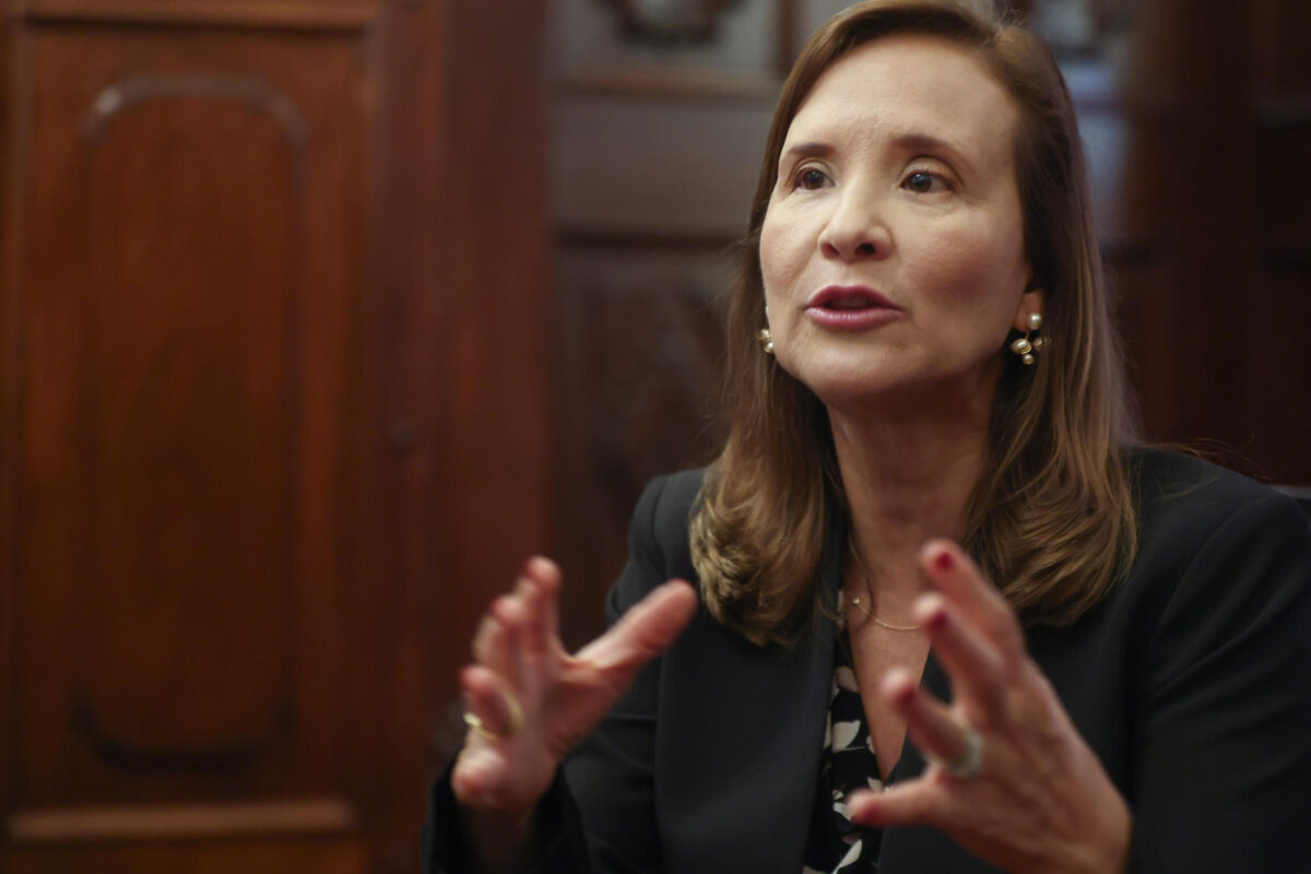 La presidenta ejecutiva del Banco Centroamericano de Integración Económica (BCIE), Gisela Sánchez, habla durante una entrevista con EFE este miércoles, en el Palacio Nacional de la Cultura en Ciudad de Guatemala (Guatemala). EFE/ Mariano Macz