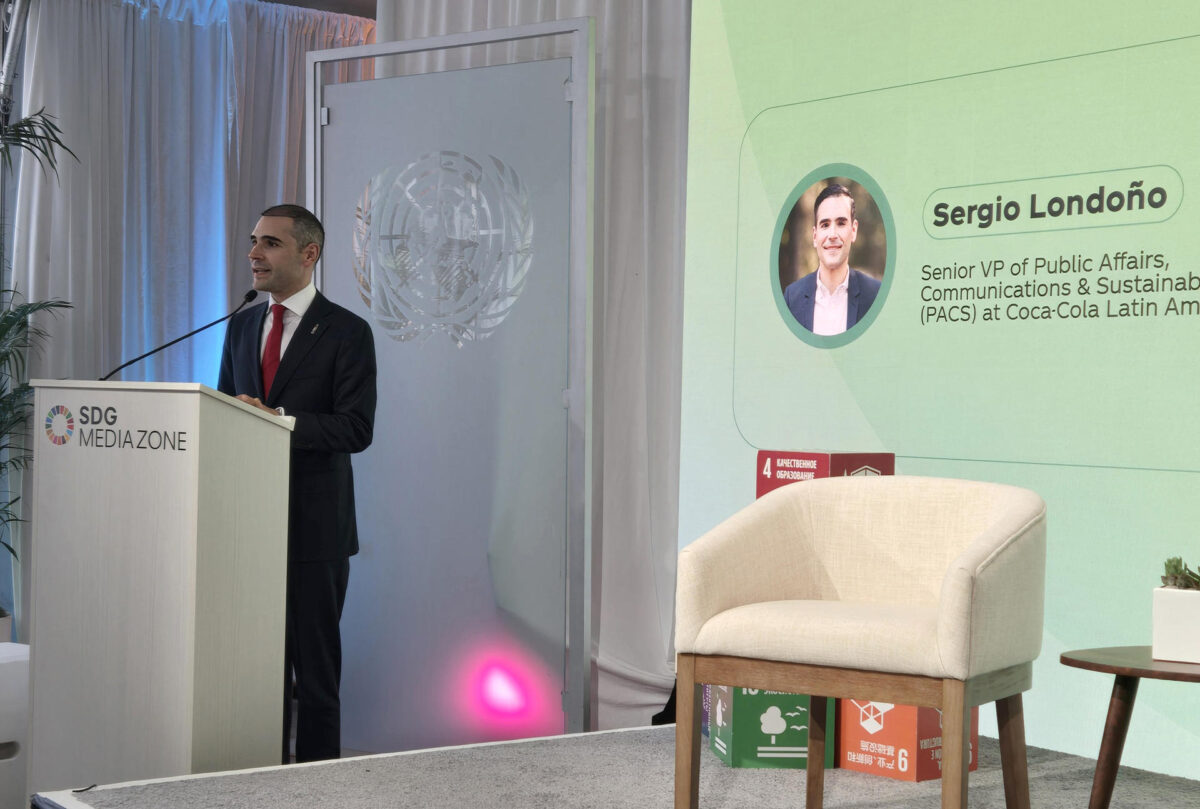 Fotografía cedida por Coca-Cola América Latina que muestra al vicepresidente senior de Asuntos Públicos, Comunicación y Sensibilidad de Coca-Cola América Latina, Sergio Londoño hablando en el encuentro, celebrado en la SDG Media Zone de Naciones Unidas este lunes, en Nueva York (EE.UU.). EFE/ Coca-Cola América Latina