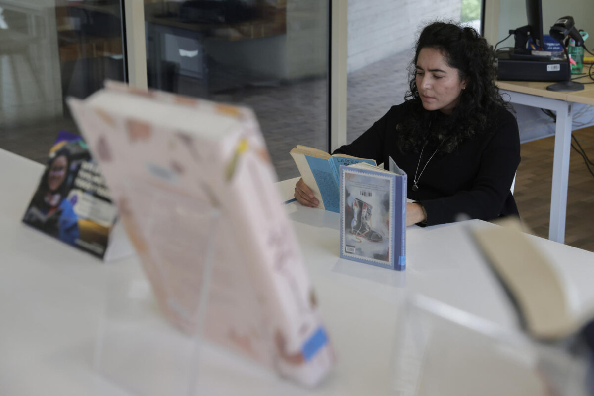 Una persona lee un libro este miércoles en la biblioteca del Centro Felicidad Chapinero, en Bogotá (Colombia). EFE/ Carlos Ortega