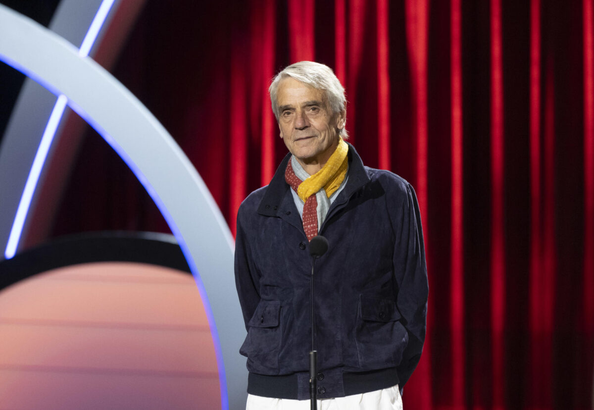 El actor británico Jeremy Irons este viernes durante la gala de inauguración del 74 Festival de Cine de San Sebastián. EFE/Javier Etxezarreta