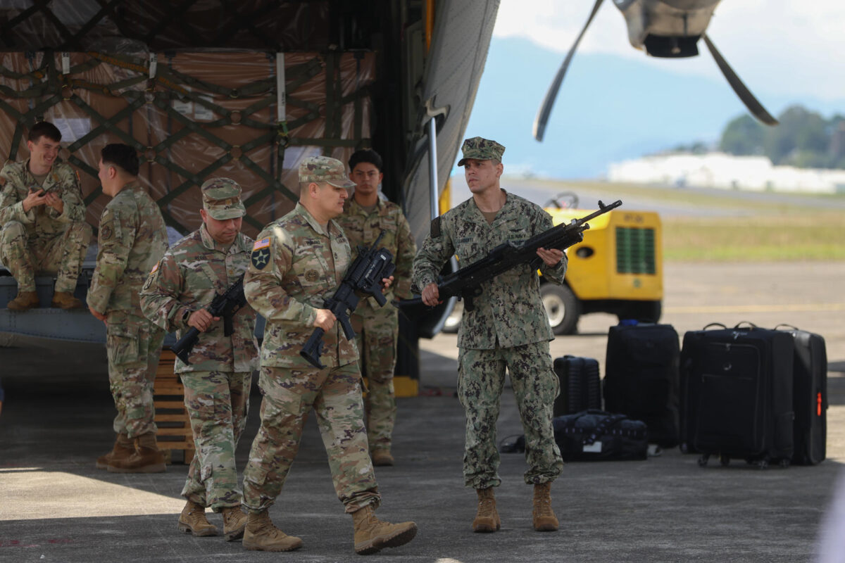 Integrantes del Ejercito de Estados Unidos custodian la entrega de un armamento procedente de ese país, valorado en aproximadamente 5 millones de dólares, por primera vez en 47 años, tras la finalización de un embargo impuesto por la nación norteamericana ante el irrespeto a los derechos humanos, este lunes, en Ciudad de Guatemala (Guatemala). EFE/ Mariano Macz