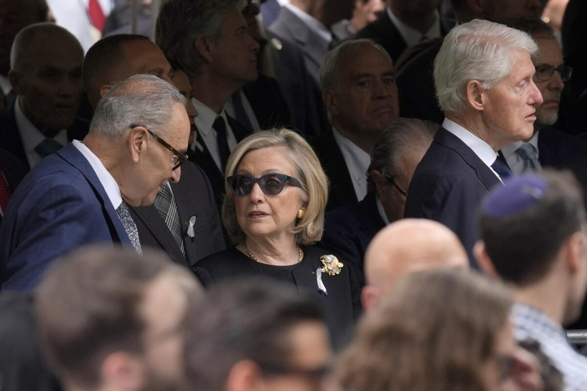 El expresidente de Estados Unidos, Bill Clinton (d) junto a la exsecretaria de Estado Hillary Clinton (c), asisten este viernes a la ceremonia en recuerdo de los atentados del 11S en Nueva York (EE.UU.). EFE/ Octavio Guzmán