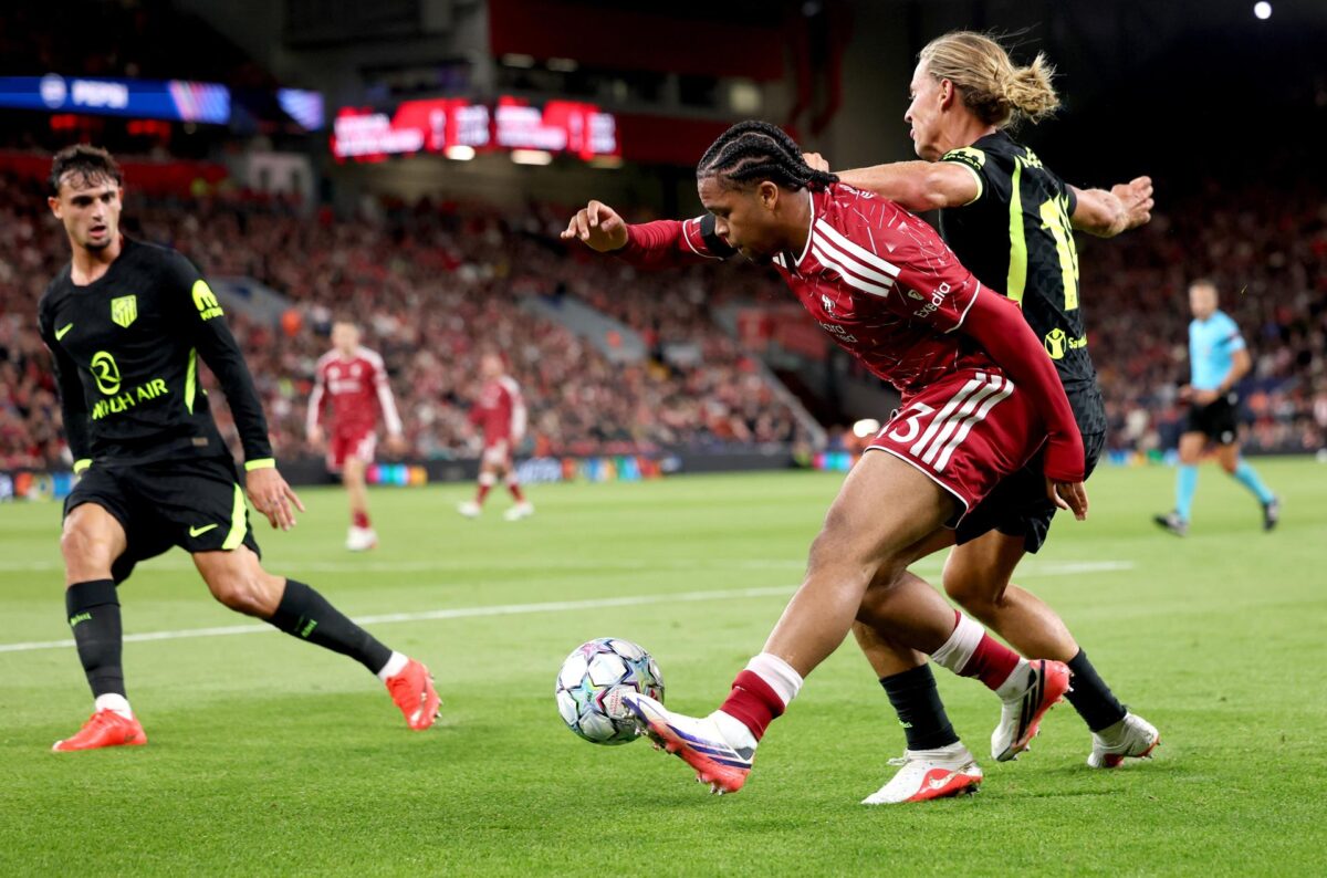 El jugador del Liverpool Rio Ngumoha en acción ante Marcos Llorente (d), del Atletico, duriante el primer partido de la fase liga de la UEFA Champions League que han jugado Liverpool y Atletico Madrid, en Liverpool, Reino Unido. EFE/EPA/ADAM VAUGHAN