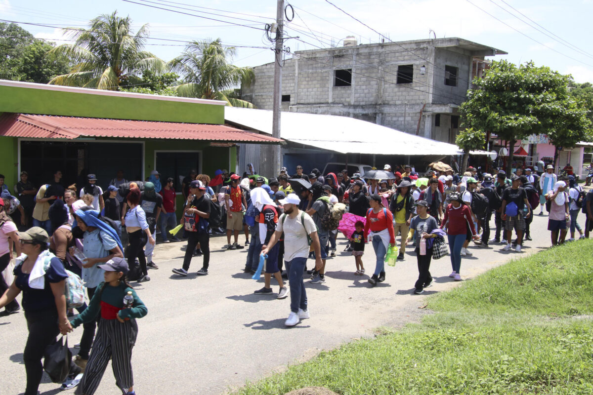 Migrantes procedentes de Centroamérica caminan en caravana este viernes, en Tapachula, estado de Chiapas (México). EFE/Juan Manuel Blanco