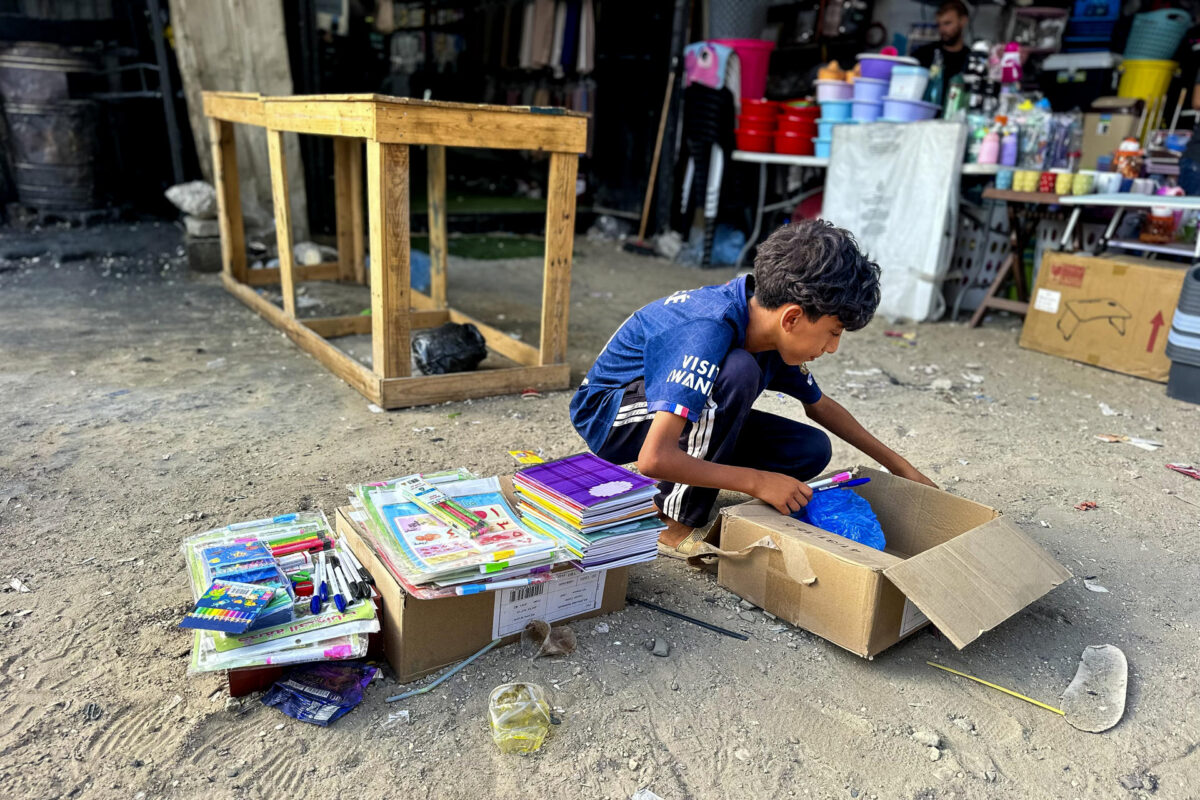 Los niños gazatíes iniciaron este sábado el curso escolar, con 359 espacios de aprendizaje temporales, según datos de la ONU, y pese a la continuación de los ataques israelíes, que hoy mataron al menos a tres personas, entre ellas a una niña de 10 años, informaron fuentes médicas. EFE/
