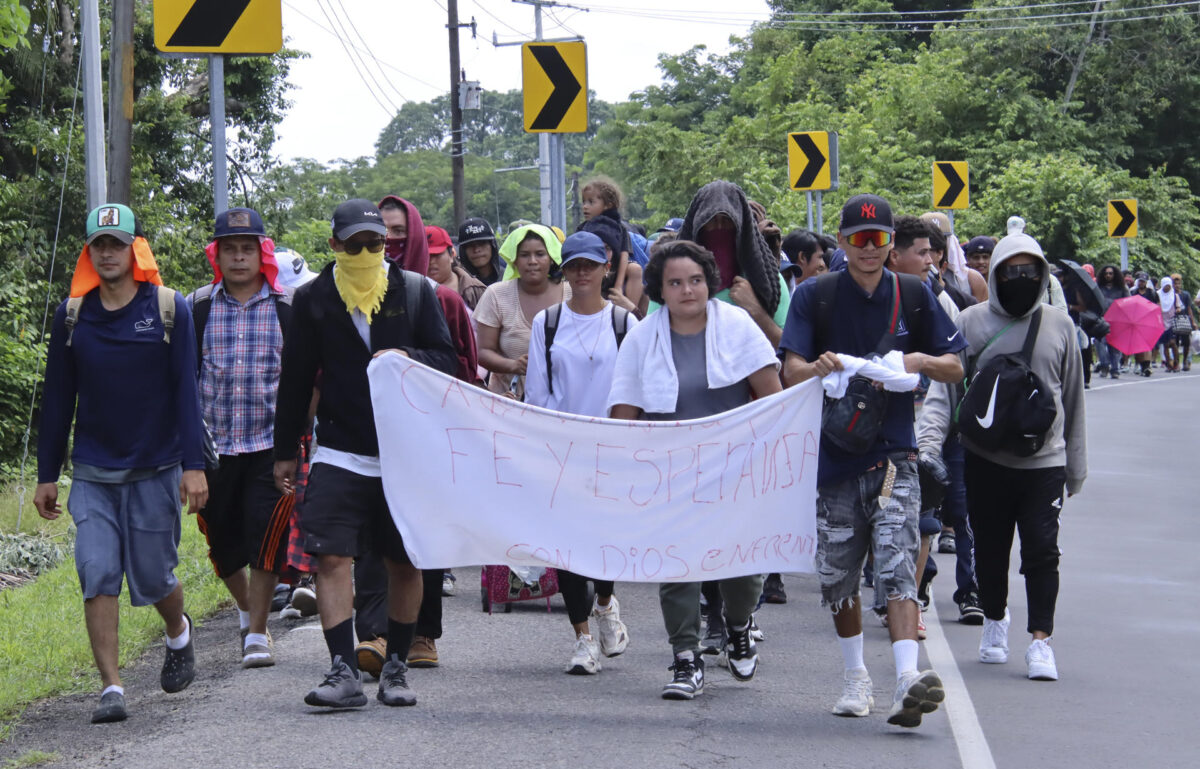 Migrantes procedentes de Centroamérica caminan en caravana este viernes, en Tapachula, estado de Chiapas (México). EFE/Juan Manuel Blanco