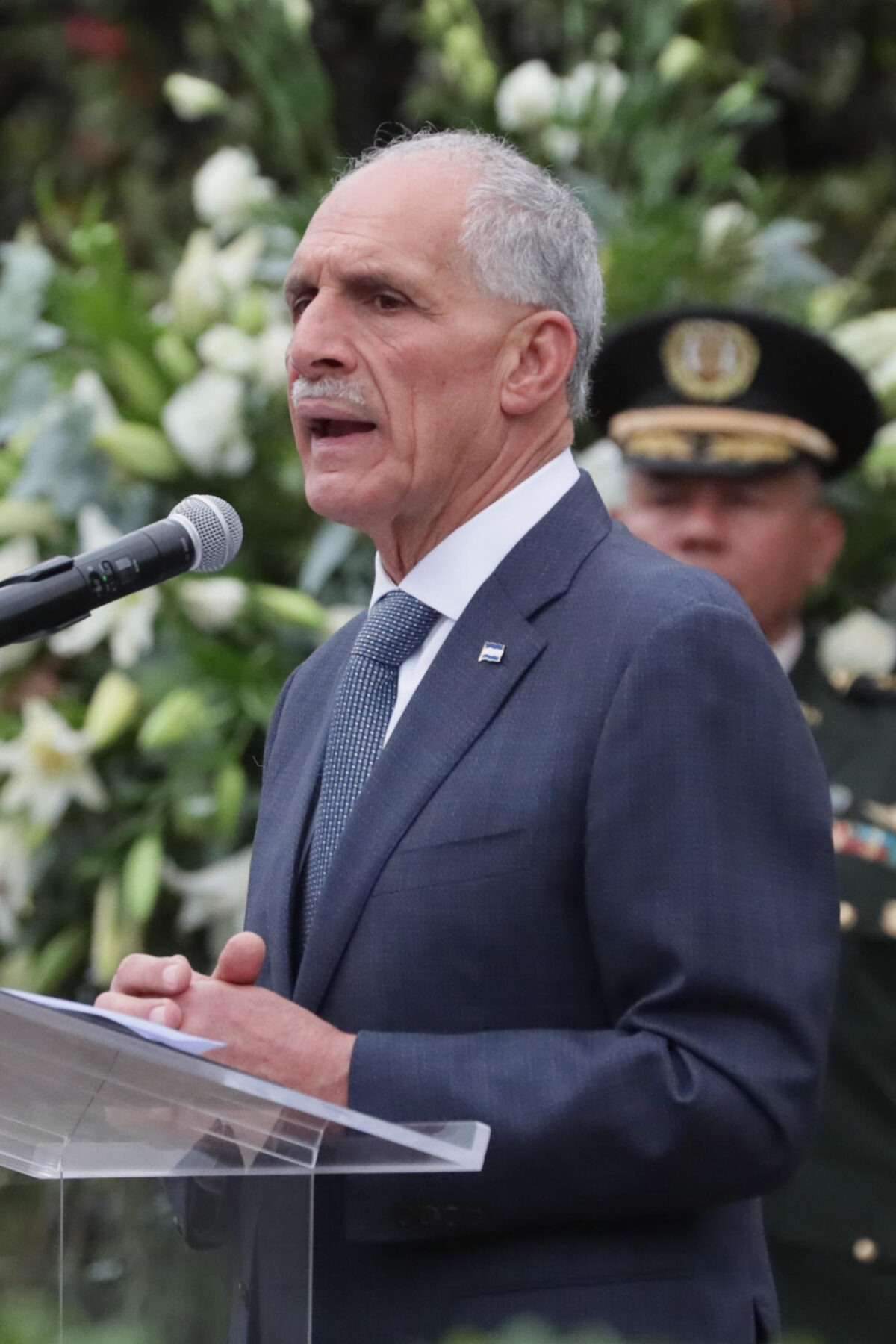El presidente de Honduras, Nasry Asfura, dijo en el inicio de la conmemoración de los 205 años de la independencia de su país de la Corona española, que "la verdadera independencia la tenemos que lograr trabajando", este martes en Tegucigalpa (Honduras). EFE/ Gustavo Amador