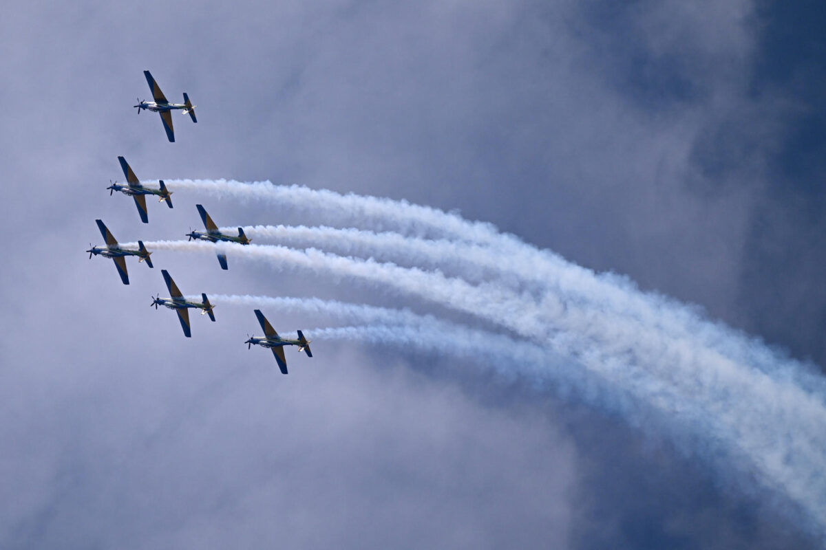 Integrantes del Escuadrón de Demostración Aérea'Escuadrilla de Humo' realizan acrobacias a bordo de aviones durante el desfile del Día de la Independencia este lunes en Brasilia (Brasil). EFE/Andre Borges