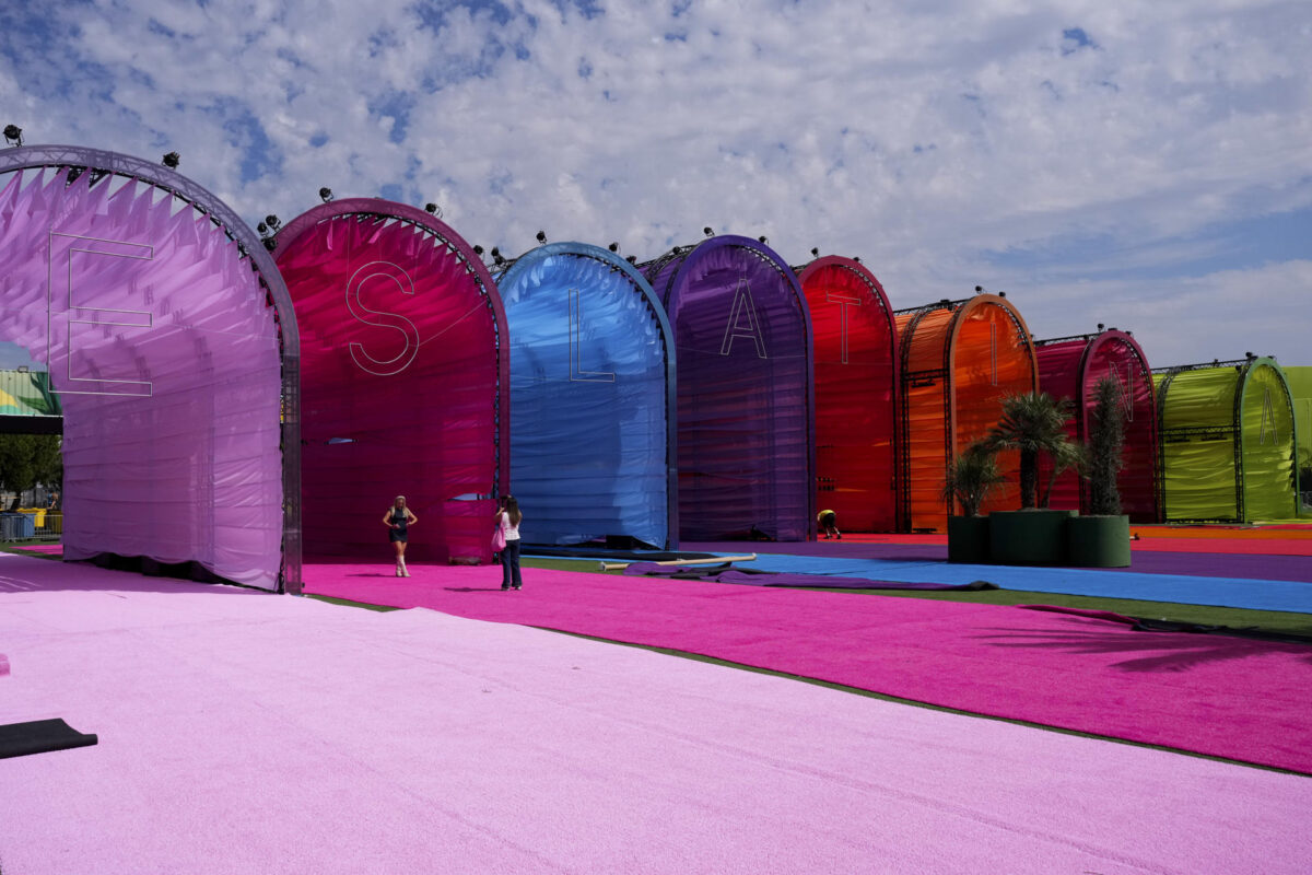 Macondo Park, la ciudad planteada por Shakira en el Ibedrola Music de Madrid para su histórica residencia en el país como final de su gira'Las Mujeres Ya No Lloran', abre sus puertas a la prensa a solo dos días del primero de los doce conciertos de la colombiana. EFE/ Borja Sánchez-Trillo