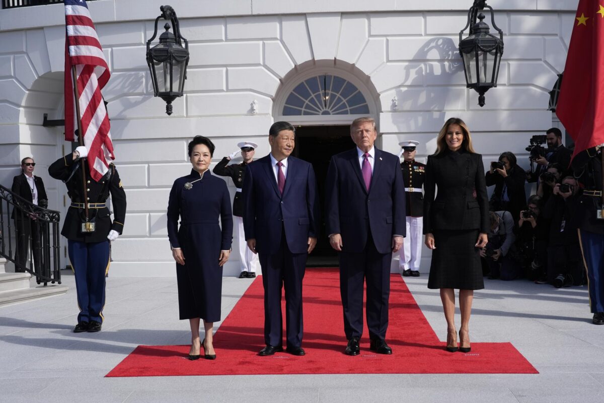 El presidente de Estados Unidos, Donald J. Trump, y la primera dama, Melania Trump, reciben al presidente de China, Xi Jinping, y a la primera dama, Peng Liyuan, con motivo de una visita de Estado en el Pórtico Sur de la Casa Blanca, en Washington D. C., Estados Unidos, el 24 de septiembre de 2026. (Estados Unidos) EFE/Yuri Gripas / POOL