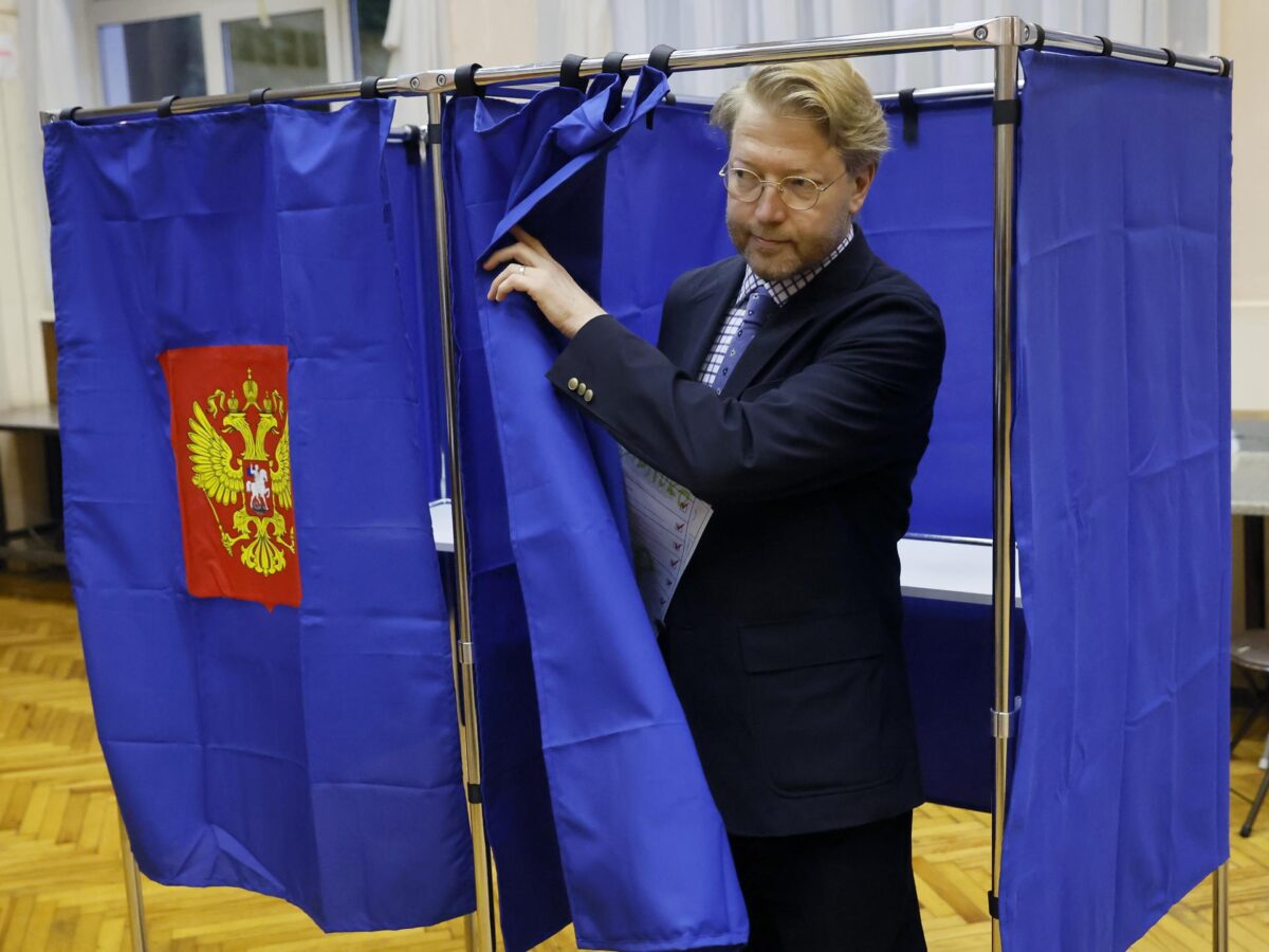 El líder del partido ruso Yabloko, Nikolái Ribakov, vota en un centro electoral en San Petersburgo, Rusia, el 20 de septiembre de 2026. Rusia celebra elecciones a la Duma Estatal, la Cámara Baja del parlamento, del 18 al 20 de septiembre de 2026. (Elecciones, Rusia, San Petersburgo) EFE/EPA/ANATOLY MALTSEV