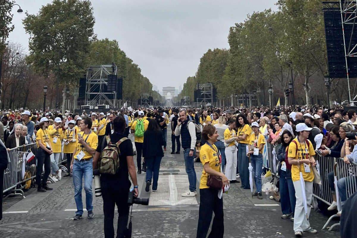 Miles de personas asisten a la misa multitudinaria del papa León XIV este sábado en París. EFE/ Nerea González