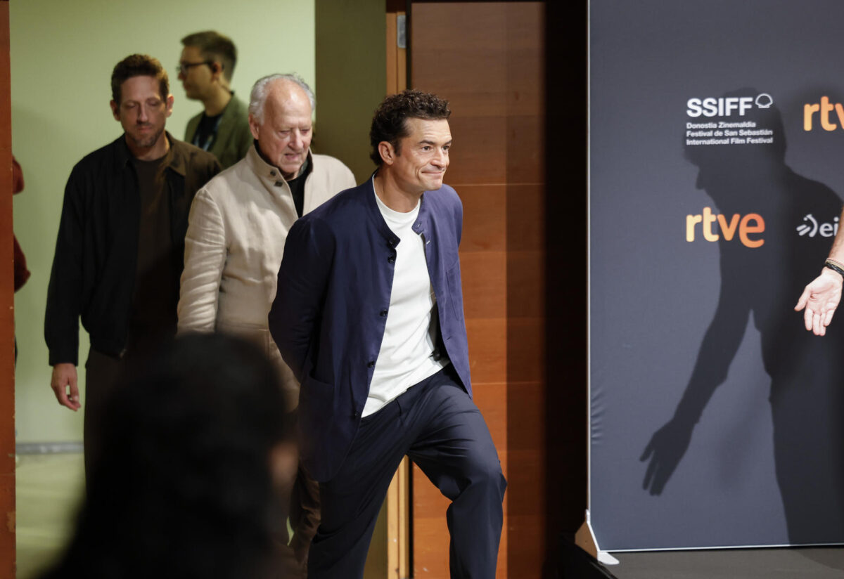 - El cineasta Werner Herzog (3i), que recibirá esta noche el primer Premio Donostia del 74 Festival de San Sebastián, posa junto al actor Orlando Bloom (d), ofrecen una conferencia de prensa este viernes tras presentar su película'Bucking Fastard'. EFE/Juan Herrero.