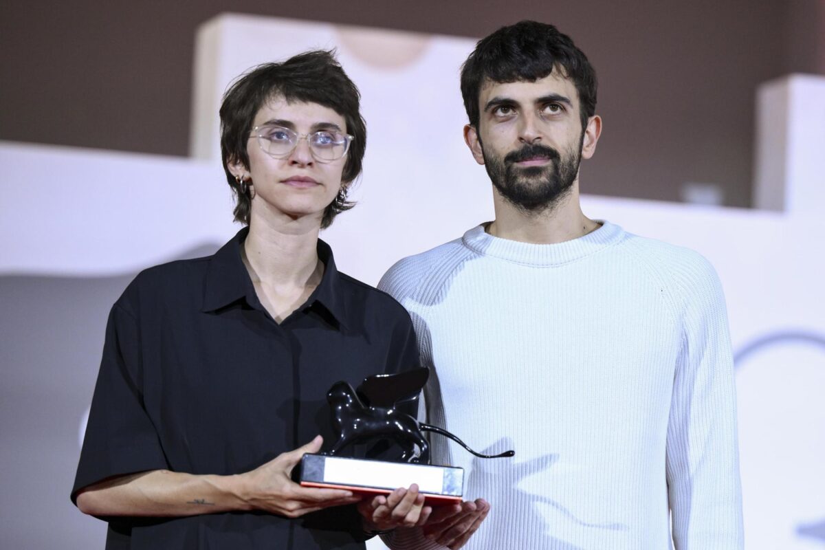 Los directores israelíes Rachel Szor (i) y Yuval Abraham sostienen el Premio Especial del Jurado por su película'Naza' durante la ceremonia de clausura del 83º Festival Internacional de Cine de Venecia. EFE/Ettore Ferrari