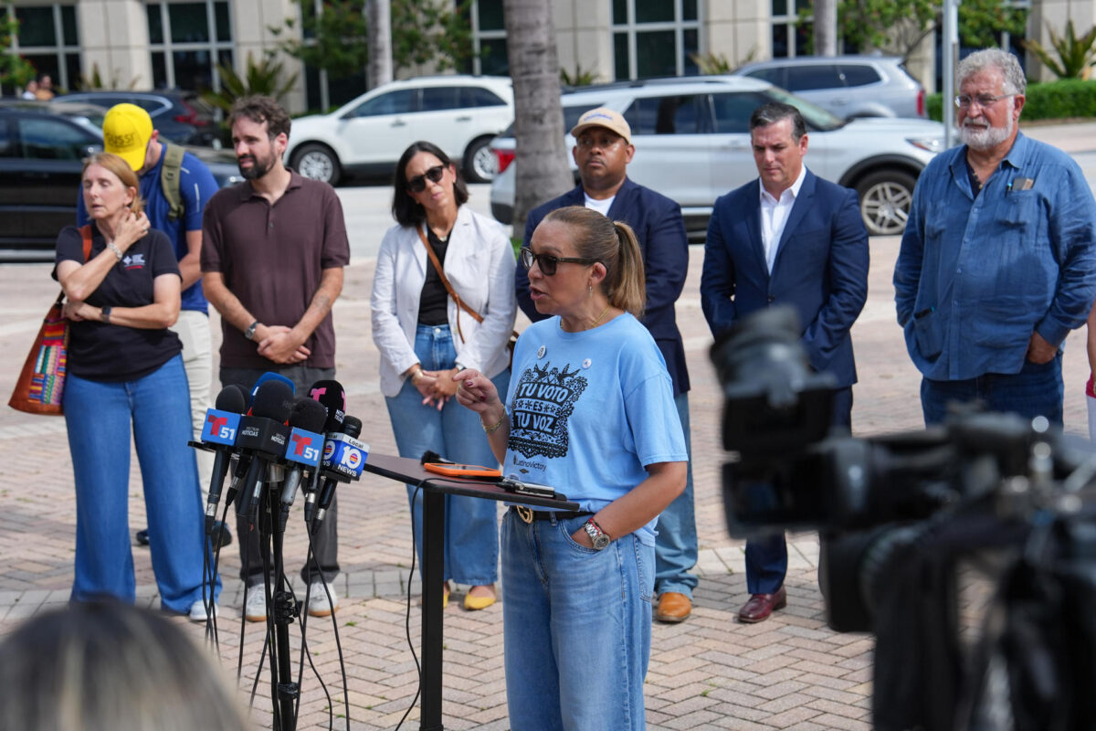 La directora ejecutiva del Venezuelan American Caucus (VAC), Adelys Ferro, habla en una rueda de prensa este martes, en Doral, Miami (Estados Unidos). EFE/ Alberto Boal