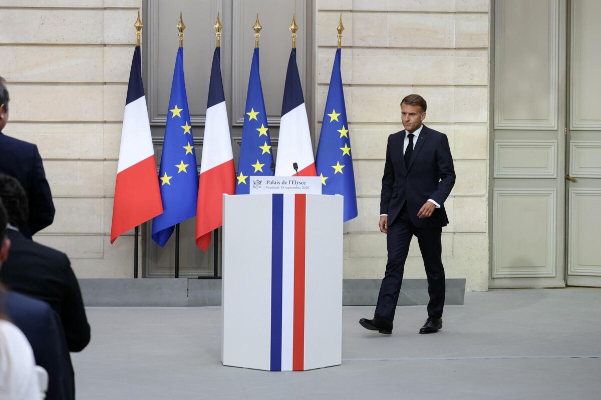 El presidente de Francia, Emmanuel Macron, llega para dirigirse a la audiencia durante una conferencia de prensa tras una reunión con candidatos a las elecciones presidenciales de 2027 y líderes de partidos centrada en la situación geopolítica y sus consecuencias, en el Palacio Presidencial del Elíseo en París, Francia, el 18 de septiembre de 2026. Emmanuel Macron solicitó la preparación de un'plan para proteger nuestra infraestructura crítica' en respuesta a lo que describió como'ataques híbridos rusos'. (Francia) EFE/EPA/THOMAS SAMSON / POOL MAXPPP OUT