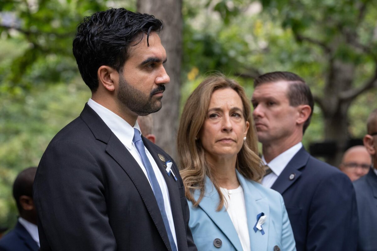 El alcalde de Nueva York, Zohran Mamdani (i), y la gobernadora de Nueva Jersey, Mikie Sherrill (c), asisten a la ceremonia de conmemoración del 25.º aniversario del 11-S en Manhattan, Nueva York (EE. UU.), el 11 de septiembre de 2026. EFE/Barry Williams / POOL