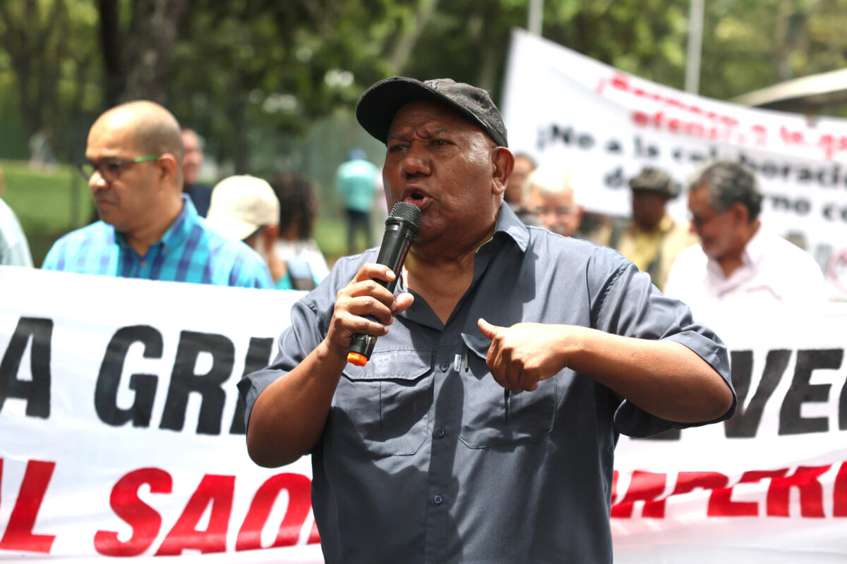 AME8367. CARACAS (VENEZUELA), 17/09/2026.- El sindicalista venezolano Eduardo Sánchez habla durante una concentración frente a la sede donde se realiza el diálogo entre el chavismo y un grupo de la oposición para exigir transparencia sobre lo acordado en la mesa de negociaciones que promueve Estados Unidos, este jueves en Caracas (Venezuela). EFE/ Miguel Gutiérrez