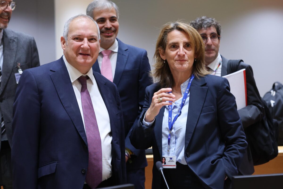 El ministro de Industria y Turismo de España, Jordi Hereu (i) durante una reunión del Consejo de Competitividad de la UE en Bruselas, Bélgica, 24 de septiembre de 2026. Los ministros que asistan a la reunión debatirán la Ley Europea de Chips 2.0, destinada a fortalecer la industria de semiconductores de Europa y reducir su dependencia de proveedores extranjeros, así como la revisión de las directrices de control de fusiones de la UE y otras medidas para impulsar la competitividad europea. (Bélgica, Bruselas) EFE/EPA/OLIVIER HOSLET
