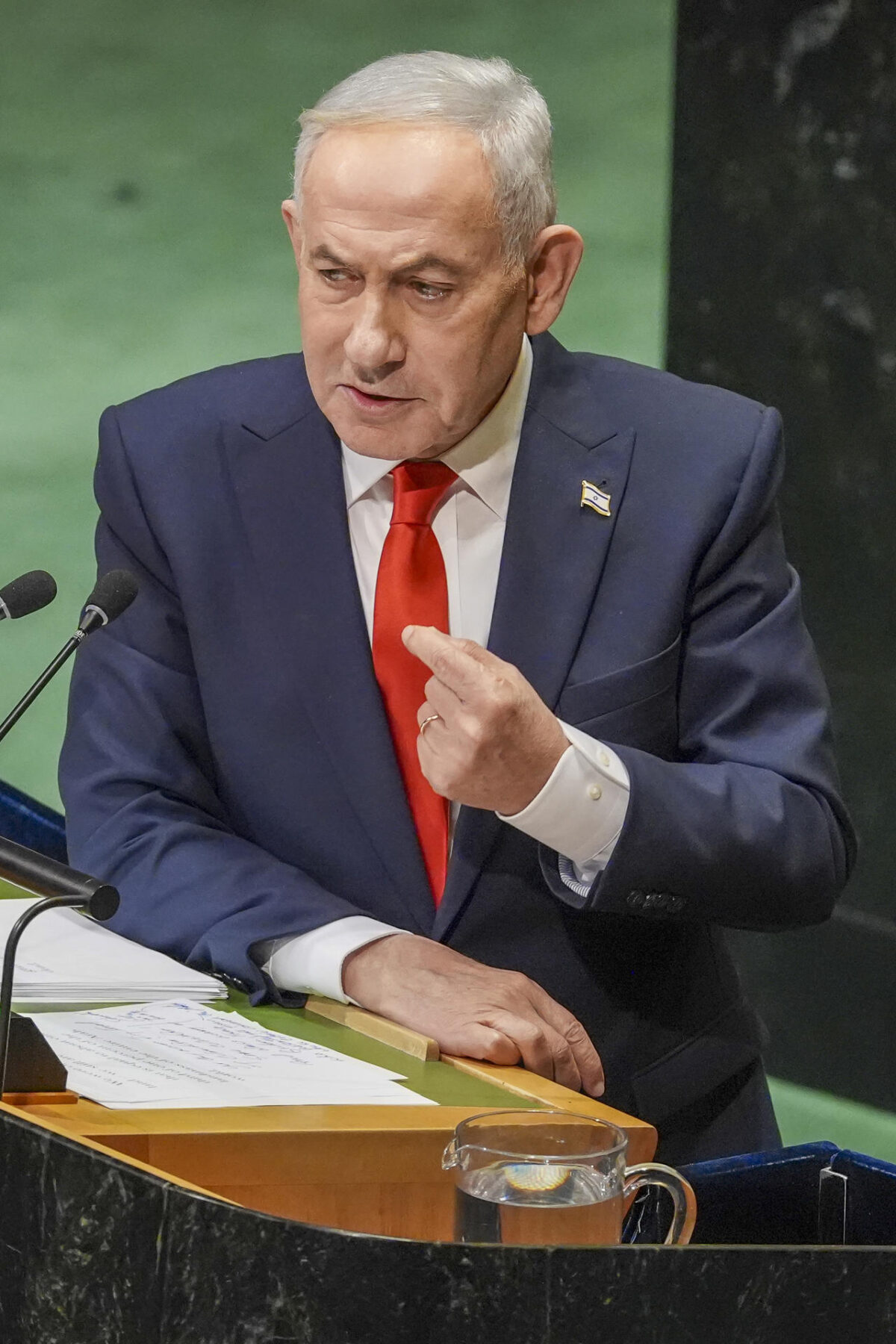 El primer ministro de Israel, Benjamín Netanyahu, habla durante la 81ª Asamblea General de Naciones Unidas este jueves, en Nueva York (Estados Unidos). EFE/ Ángel Colmenares