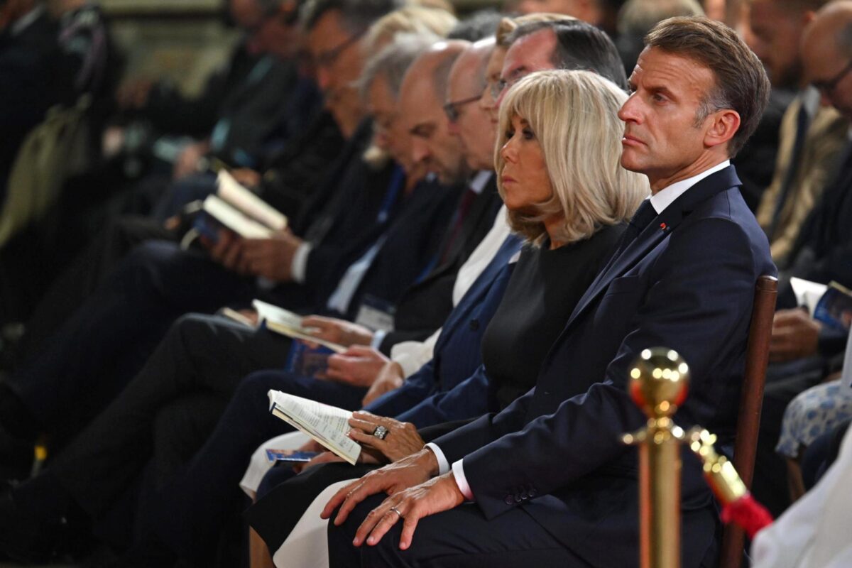 El presidente francés, Emmanuel Macron (d), y su esposa, Brigitte, asisten a una misa en la catedral de San Esteban de Metz, Francia, este lunes. EFE/EPA/MAURIZIO BRAMBATTI