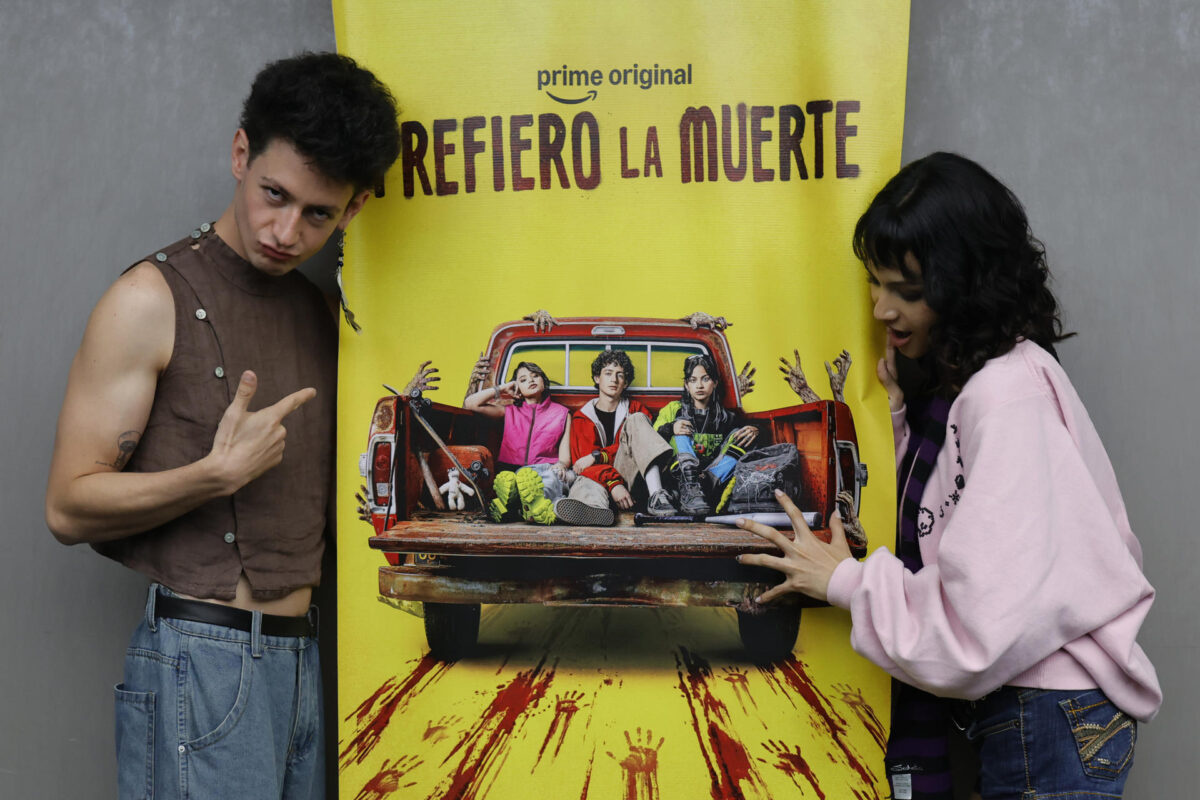 Los actores mexicanos, Diego Bernal (i) y Lilith Curiel, posan en una entrevista con EFE este lunes, en Guadalajara (México). EFE/Francisco Guasco