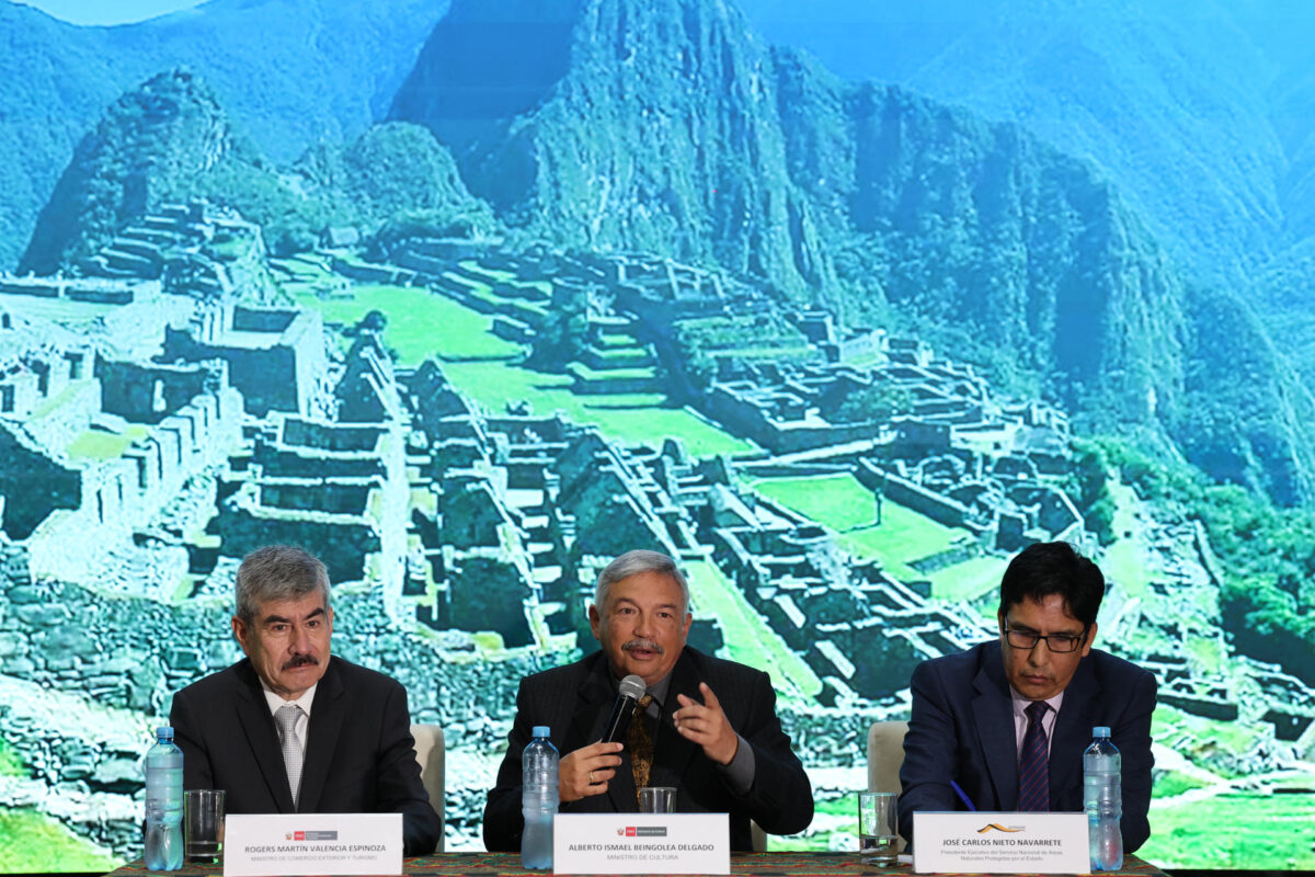El ministro de Comercio Exterior y Turismo, Rogers Valencia (i); el ministro de Cultura peruano, Alberto Beingolea (c), y el presidente ejecutivo del Servicio Nacional de Áreas Naturales Protegidas por el Estado, José Carlos Nieto Navarrete, participan en una rueda de prensa este viernes, en Lima (Perú). EFE/ Paolo Aguilar