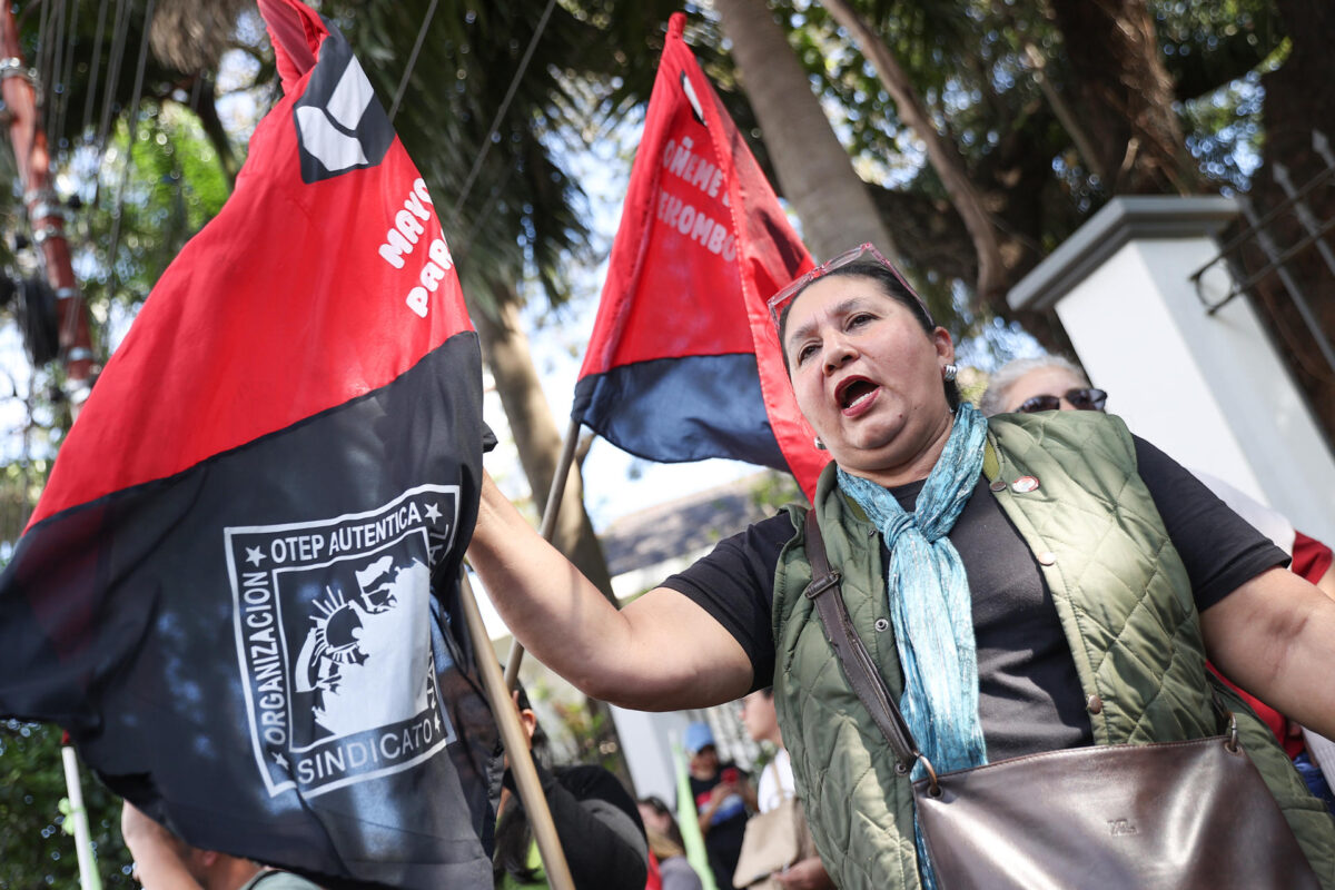 Maestros afiliados a cuatro agremiaciones sindicales en Paraguay participan en un manifestación para exigir un reajuste salarial del 8 %, nuevas contrataciones y un mayor presupuesto para la educación, este jueves en Asunción (Paraguay). EFE/ Juan Pablo Pino