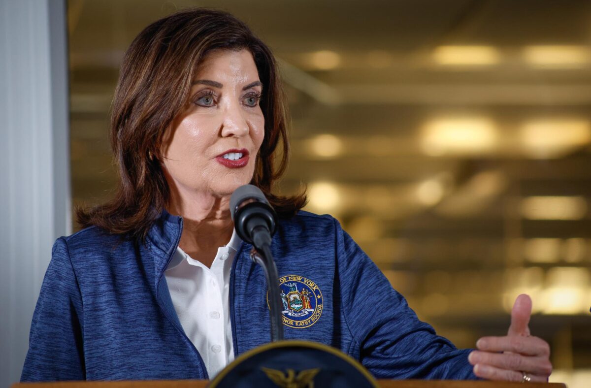 Fotografía de archivo de la gobernadora de Nueva York, Kathy Hochul, hablando durante una rueda de prensa en Nueva York (Estados Unidos). EFE/ Kena Betancur