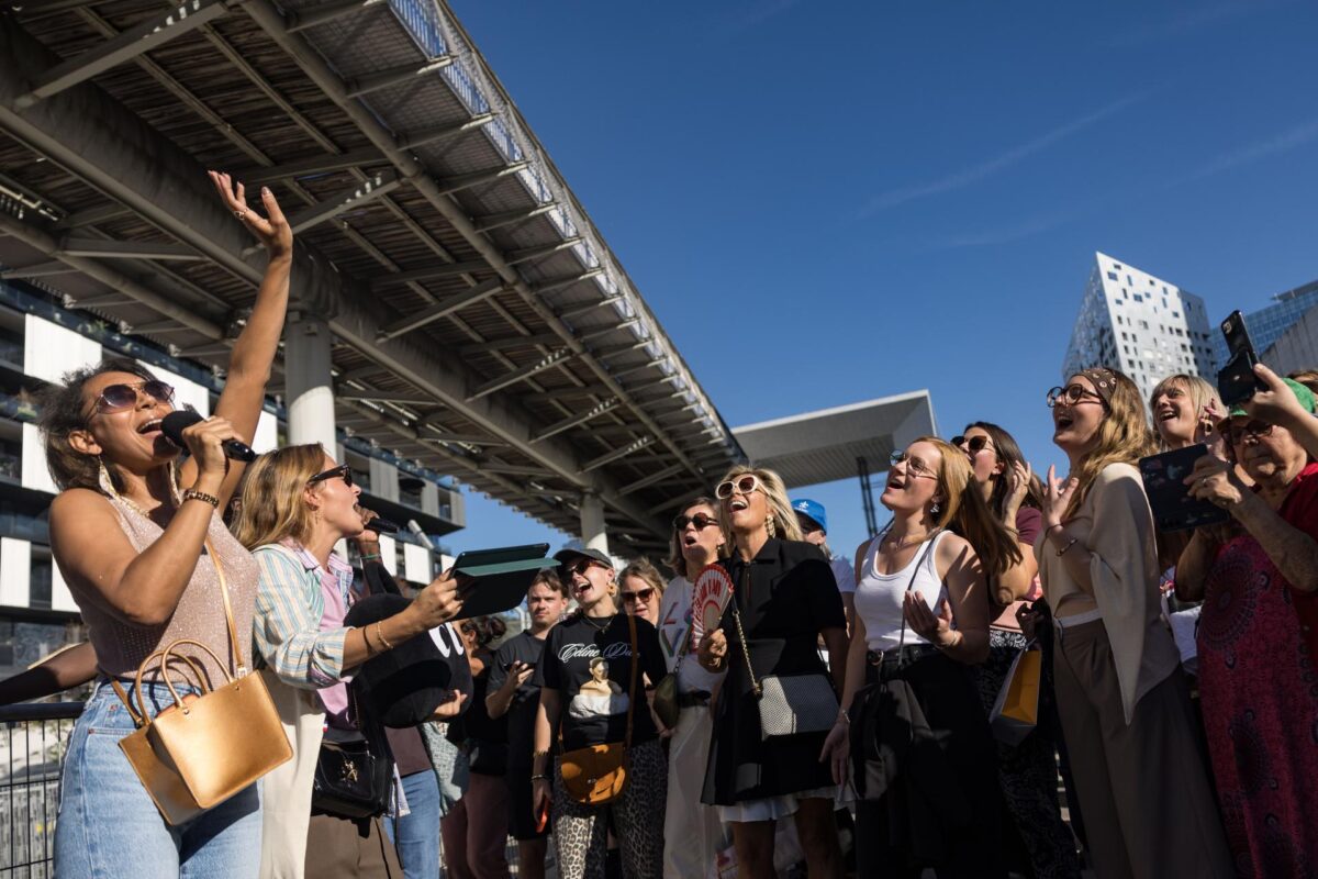 París, 12 sep (EFE).- El regreso de Céline Dion al escenario es un acontecimiento planetario que este sábado concentró en París, para su primer concierto en 6 años, a fans llegados de todos los rincones del mundo, como México, España o Reino Unido, y hasta hubo quien canceló su fiesta de aniversario y se presentó vestida de boda.EFE/EPA/Mohammed Badra