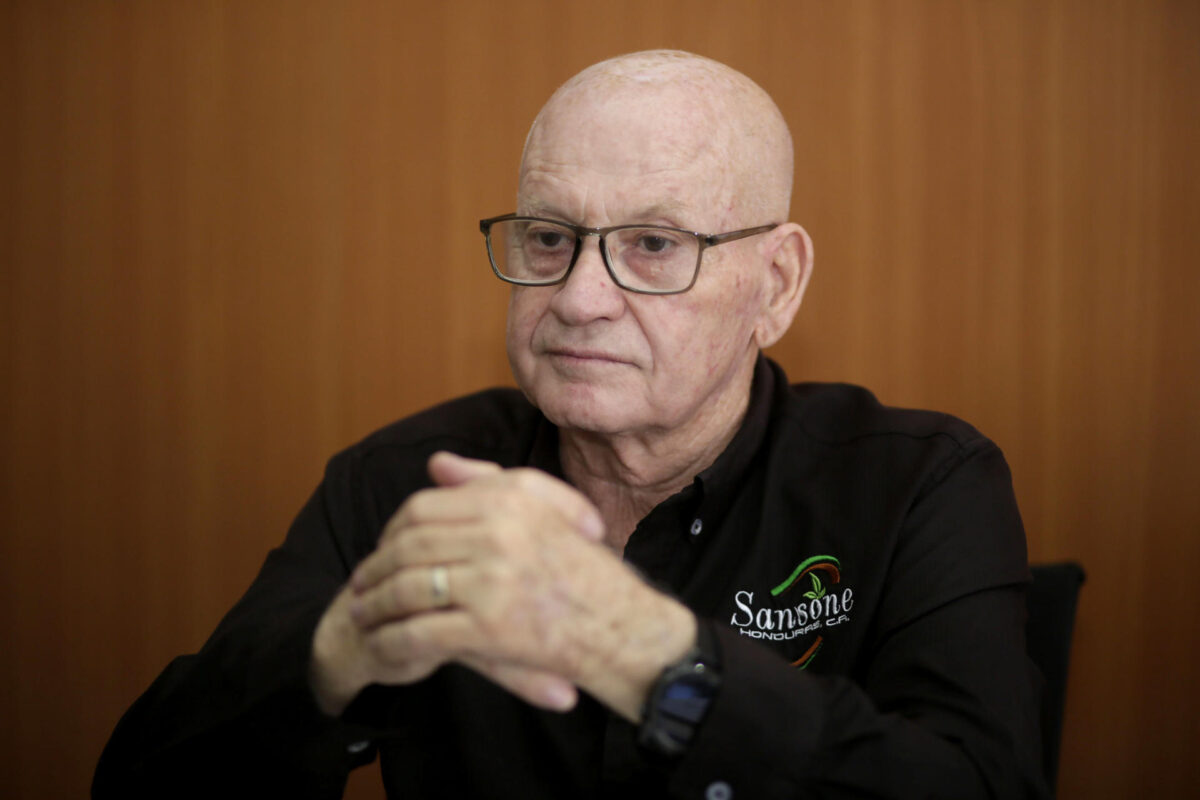 Fotografía del 10 de septiembre de 2026 que muestra al gerente general del Aserradero Sansone, Remo Memoli, hablando en una entrevista con EFE, en Tegucigalpa (Honduras).EFE/ Gustavo Amador