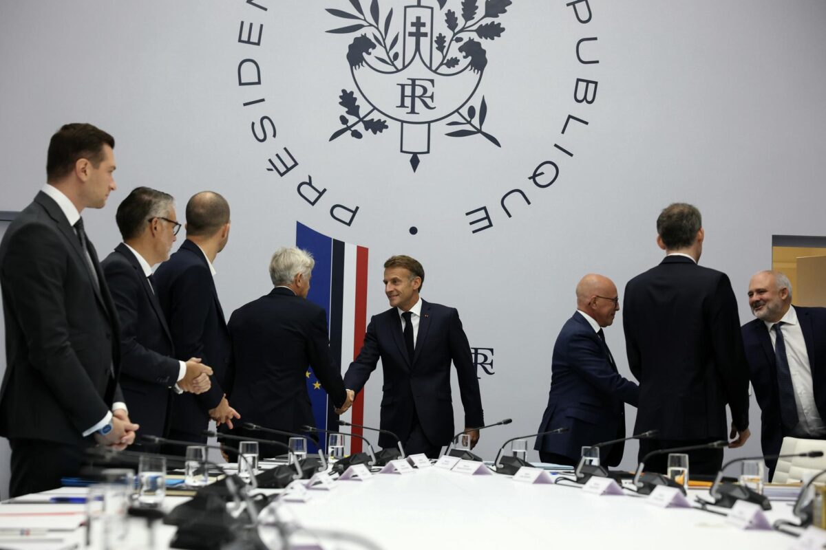 El presidente de Francia, Emmanuel Macron (C), da la bienvenida al presidente de Rassemblement National (RN), Jordan Bardella (I), al primer secretario del Partido Socialista (PS), Olivier Faure (2-I), al coordinador de La France Insoumise (LFI), Manuel Bompard (3-I), al presidente de Union de la Droite pour la République (UDR), Eric Ciotti (3-D) y a otros líderes políticos antes de una reunión en el Palacio del Elíseo en París, Francia, el 18 de septiembre de 2026, para debatir sobre conflictos internacionales y sus implicaciones domésticas. (Francia, Jordania) EFE/EPA/THOMAS SAMSON / POOL MAXPPP OUT