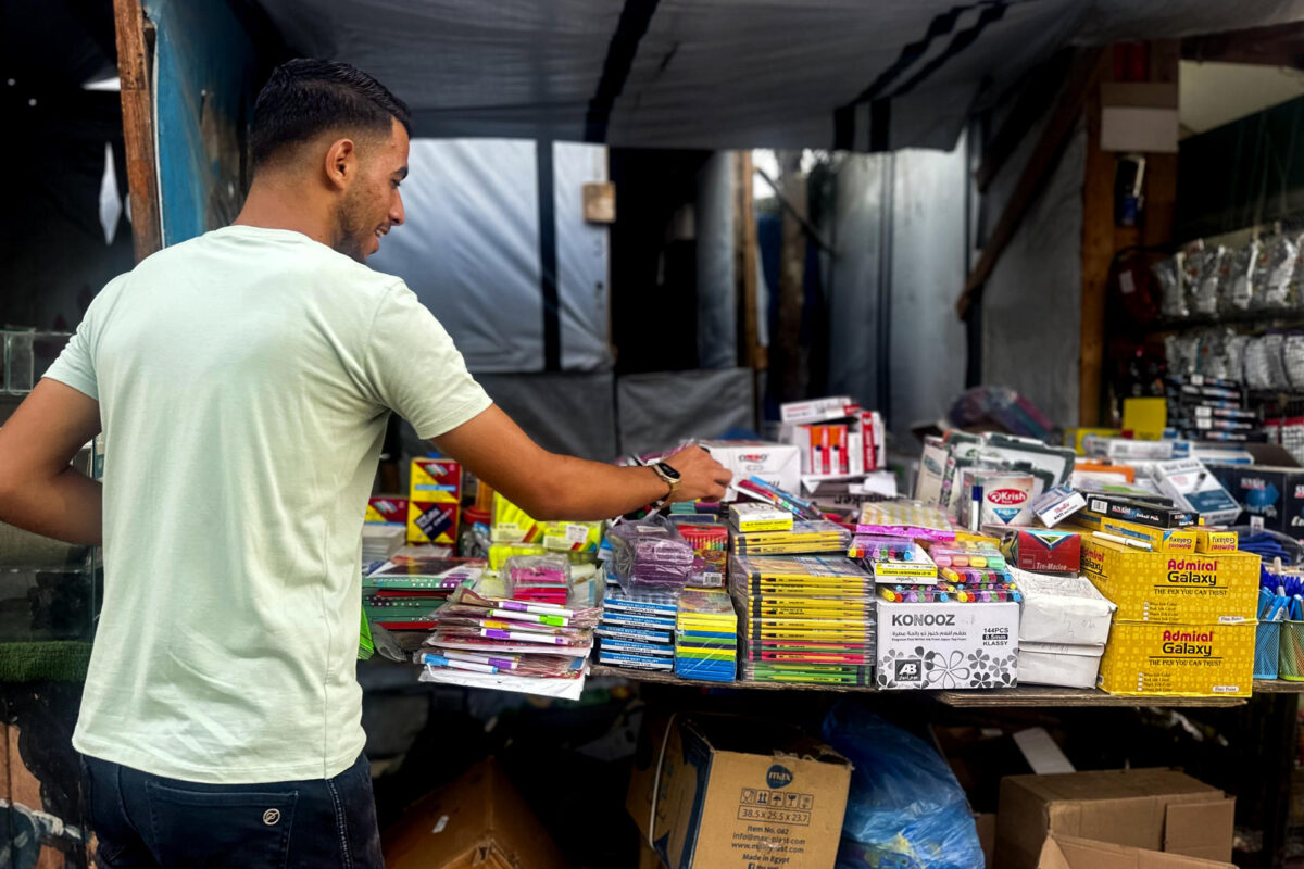Los niños gazatíes iniciaron este sábado el curso escolar, con 359 espacios de aprendizaje temporales, según datos de la ONU, y pese a la continuación de los ataques israelíes, que hoy mataron al menos a tres personas, entre ellas a una niña de 10 años, informaron fuentes médicas. EFE/