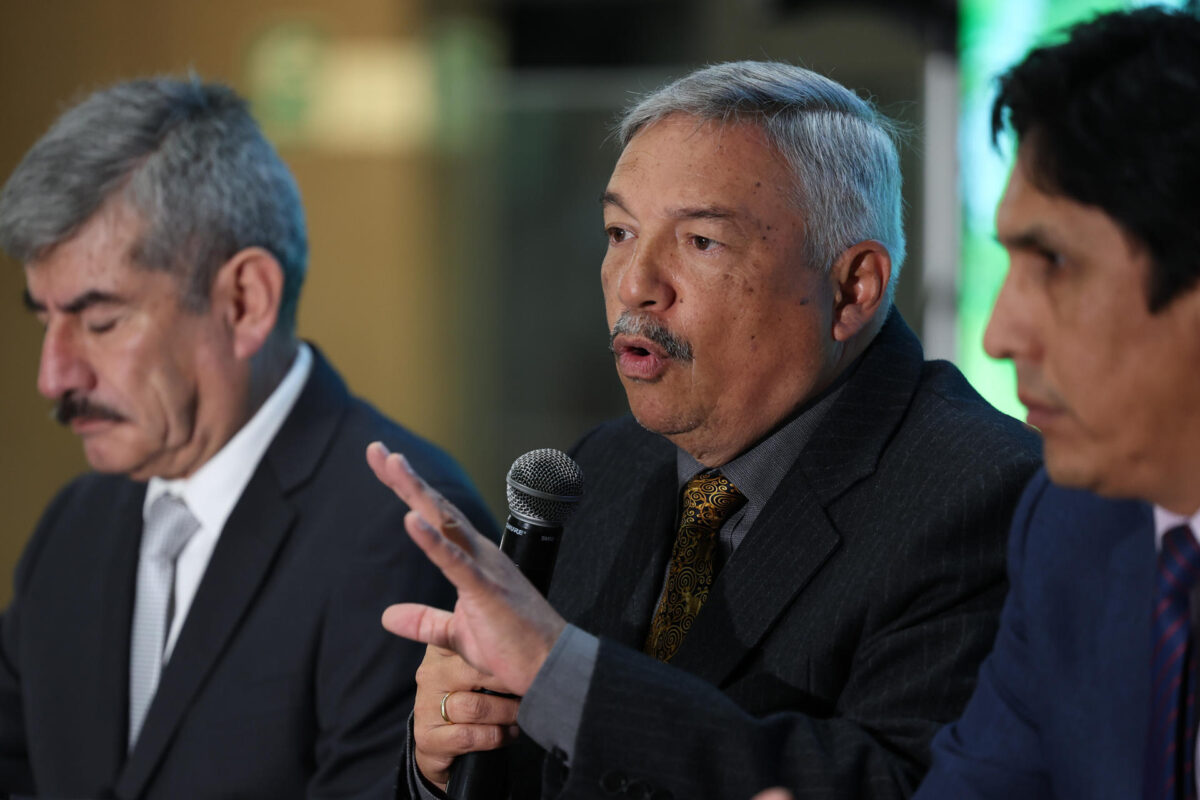 El ministro de Cultura peruano, Alberto Beingolea (c), participa en una rueda de prensa este viernes, en Lima (Perú). EFE/ Paolo Aguilar