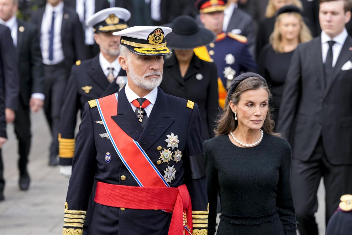 Los reyes Felipe y Letizia de España caminan tras el féretro del rey Harald V de Noruega, desde el Palacio hasta la Catedral de Oslo para el funeral, en Oslo, Noruega, este miércoles. La ceremonia supone el primer funeral de Estado para un monarca en el país desde la muerte del padre del rey Harald, el rey Olav V, en 1991. EFE/EPA/Beate Oma Dahle / POOL NORWAY OUT