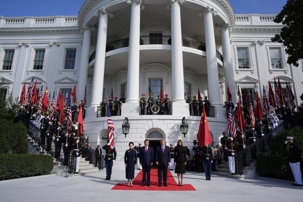 El presidente de Estados Unidos, Donald J. Trump, y la primera dama, Melania Trump, reciben al presidente de China, Xi Jinping, y a la primera dama, Peng Liyuan, con motivo de una visita de Estado en el Pórtico Sur de la Casa Blanca, en Washington D. C., Estados Unidos, el 24 de septiembre de 2026. (Estados Unidos) EFE/Yuri Gripas / POOL