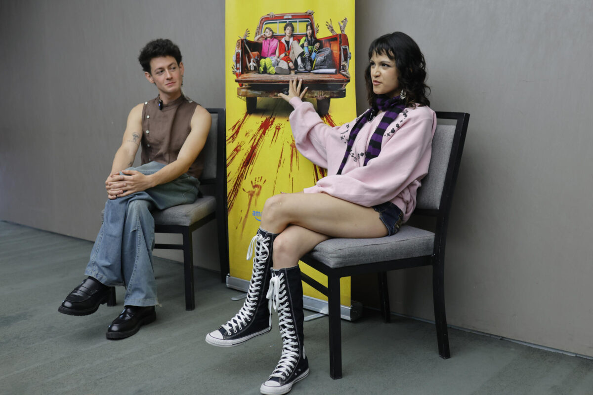 Los actores mexicanos, Diego Bernal (i) y Lilith Curiel, asisten a una entrevista con EFE este lunes, en Guadalajara (México). EFE/Francisco Guasco