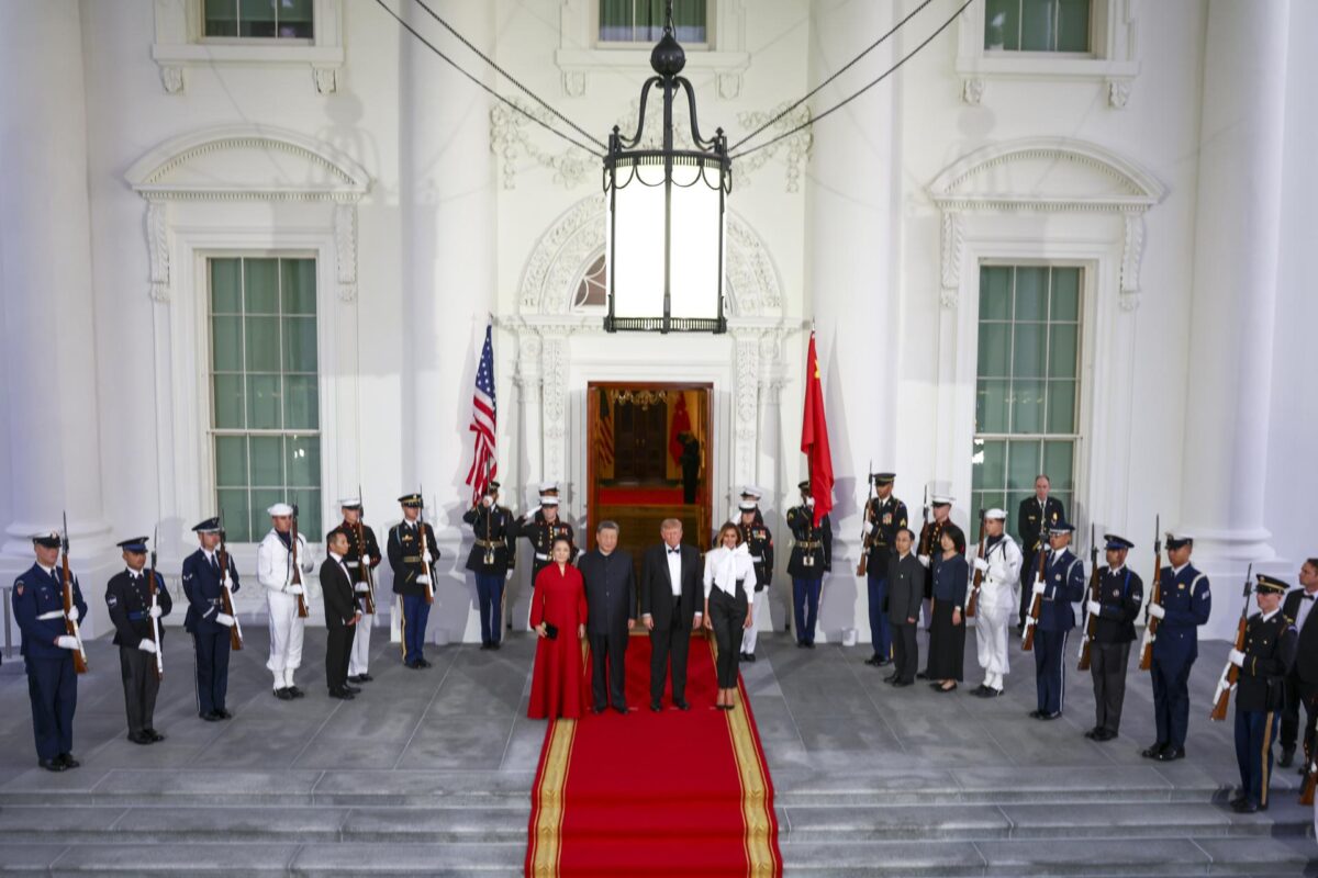 (De izq. a der.) La primera dama de China, Peng Liyuan; el presidente chino, Xi Jinping; el presidente de EE. UU., Donald Trump; y la primera dama, Melania Trump, posan en el Pórtico Norte antes de la cena de Estado en la Casa Blanca en Washington D. C., EE. UU., el 24 de septiembre de 2026. La visita de Estado de tres días del presidente Xi es la primera que realiza a Washington D. C. en 11 años. EFE/JIM LO SCALZO