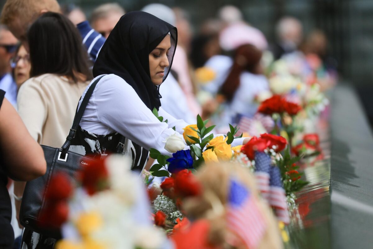 La gente reacciona al presentar sus respetos en el Memorial del 11-S durante una ceremonia que conmemora el 25 aniversario de los atentados del 11 de septiembre contra el World Trade Center, en la ciudad de Nueva York, Nueva York, EE.UU., el 11 de septiembre de 2026. EFE/SPENCER PLATT